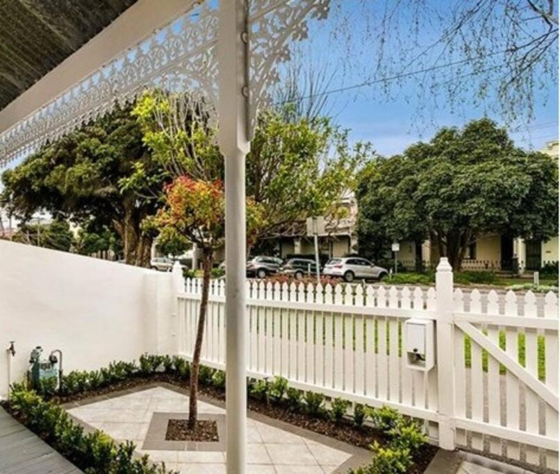Albert Park Victorian House with Style and Art Gallery