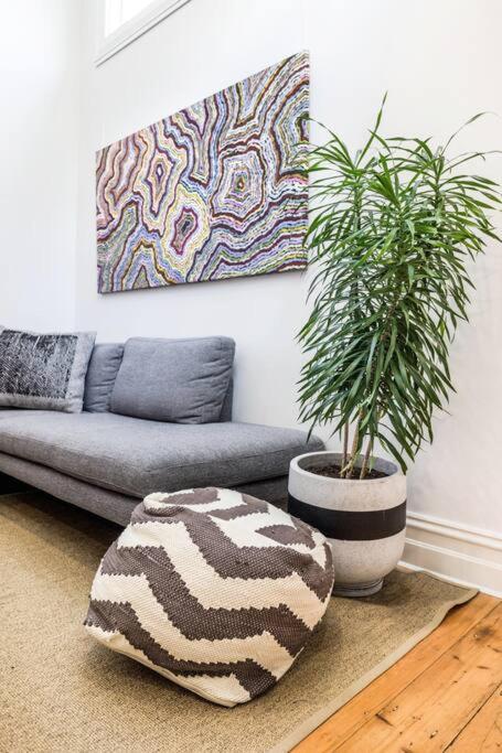 Albert Park Victorian House with Style and Art Gallery
