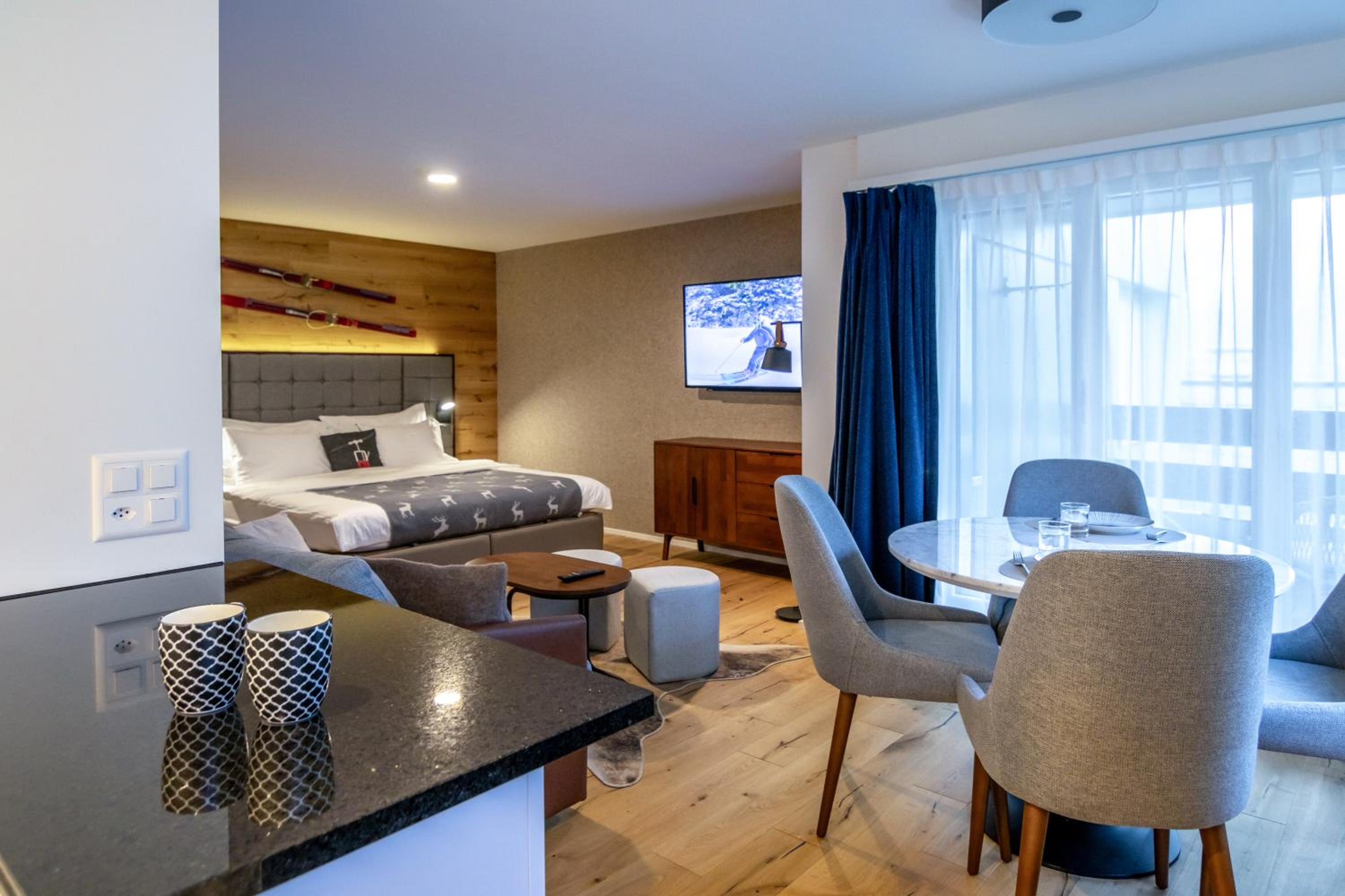 Wunderstay Alpine 203 Chic Studio with Balcony, Mountain and Lake view