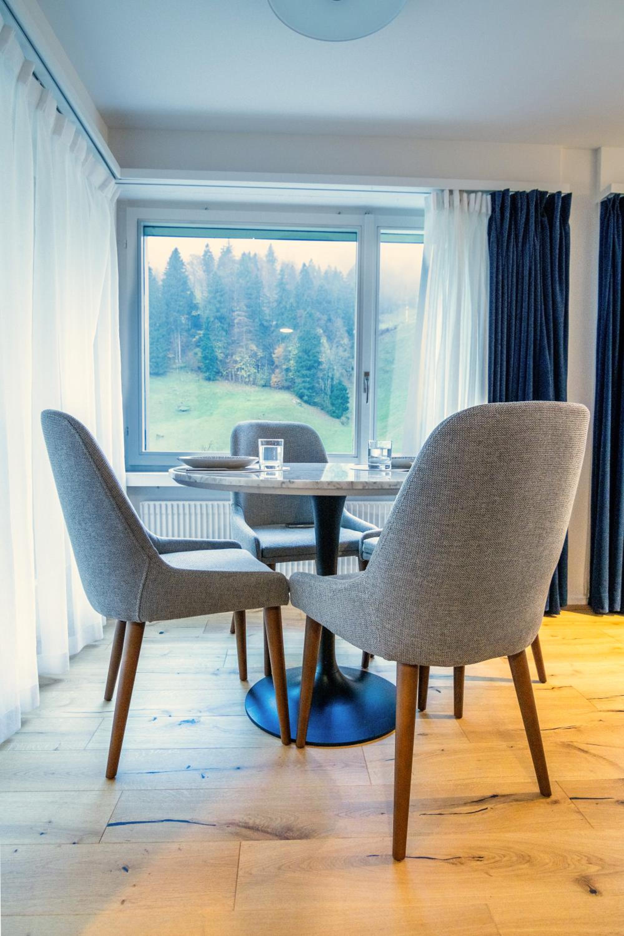 Wunderstay Alpine 203 Chic Studio with Balcony, Mountain and Lake view