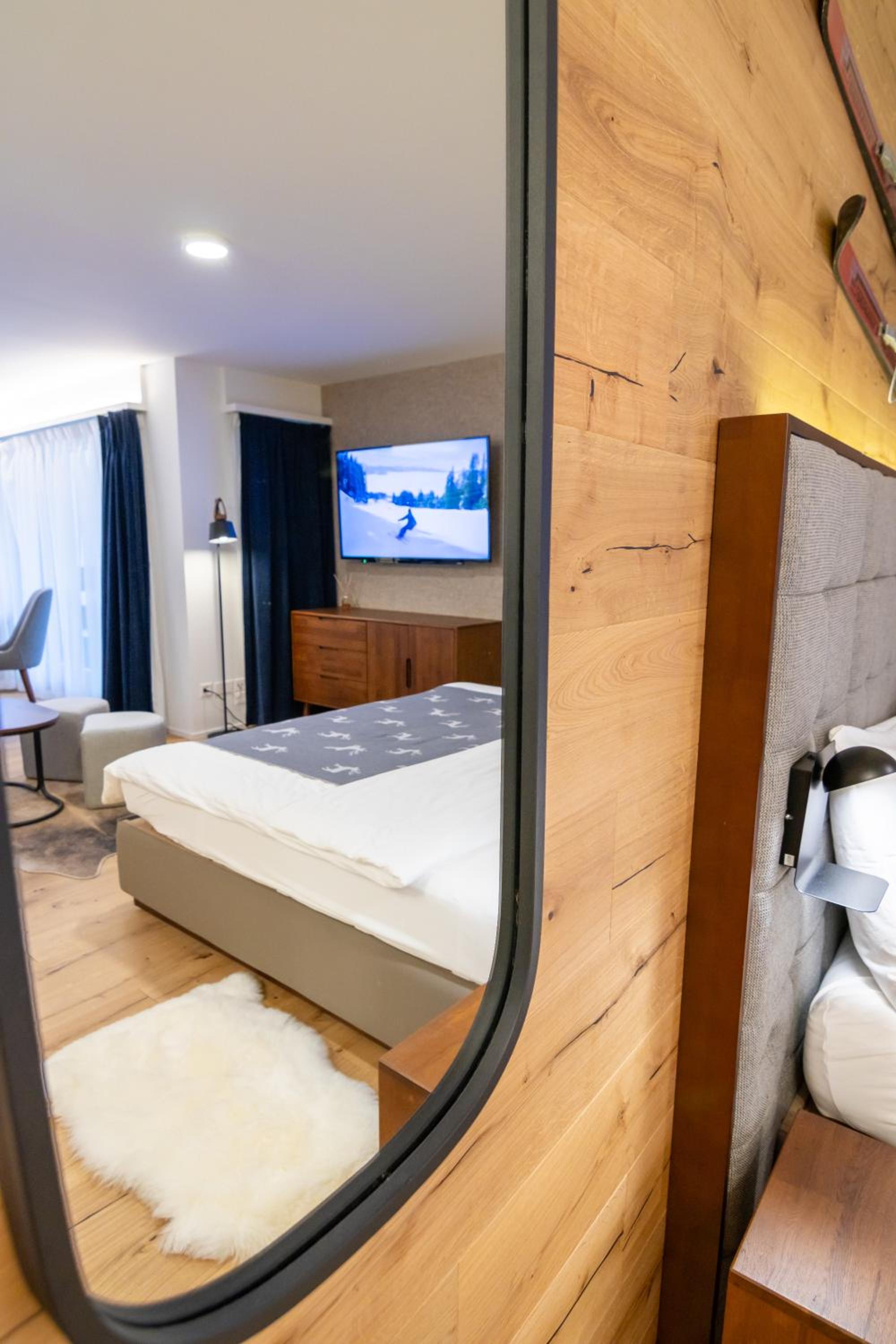 Wunderstay Alpine 203 Chic Studio with Balcony, Mountain and Lake view