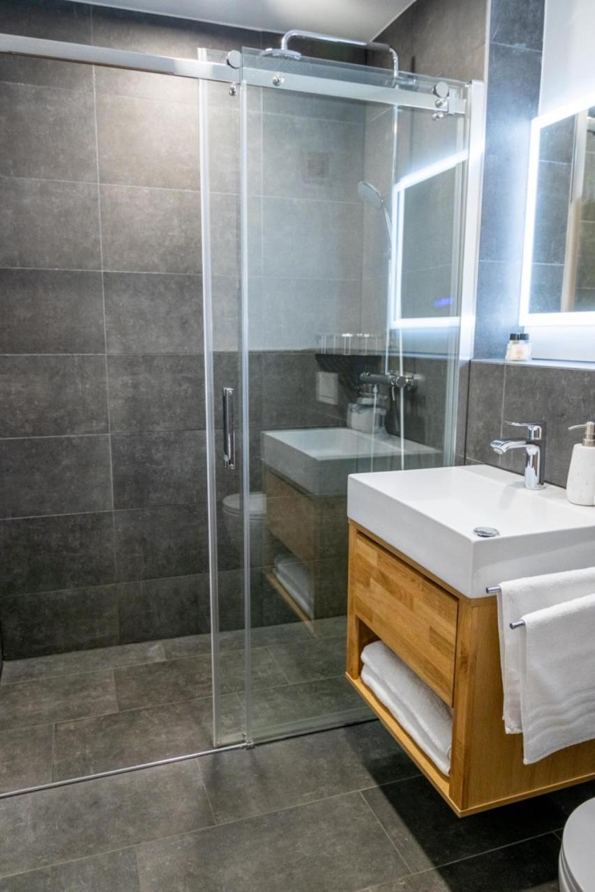 Wunderstay Alpine 203 Chic Studio with Balcony, Mountain and Lake view