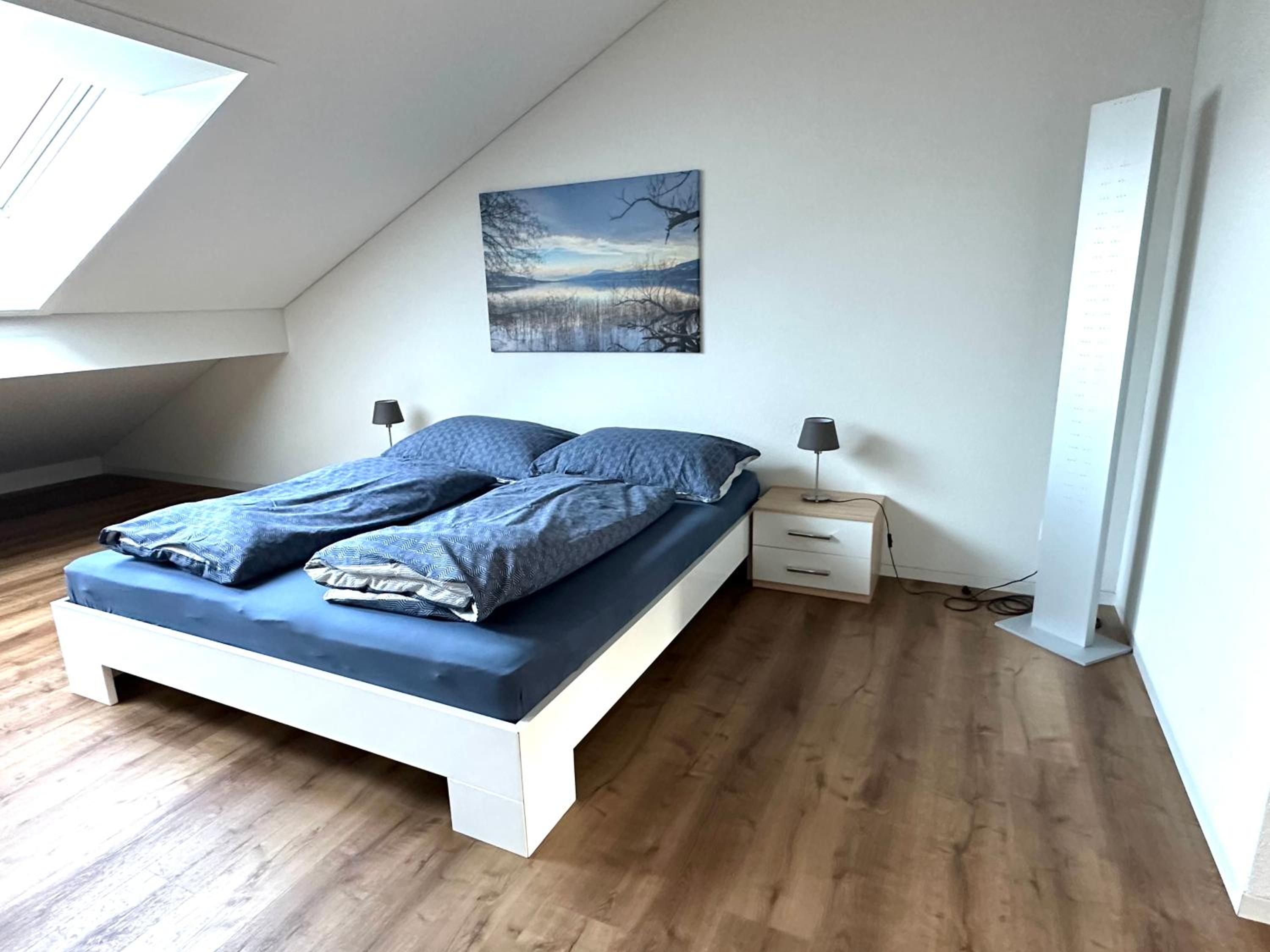 Neue Einzimmer Dachwohnung