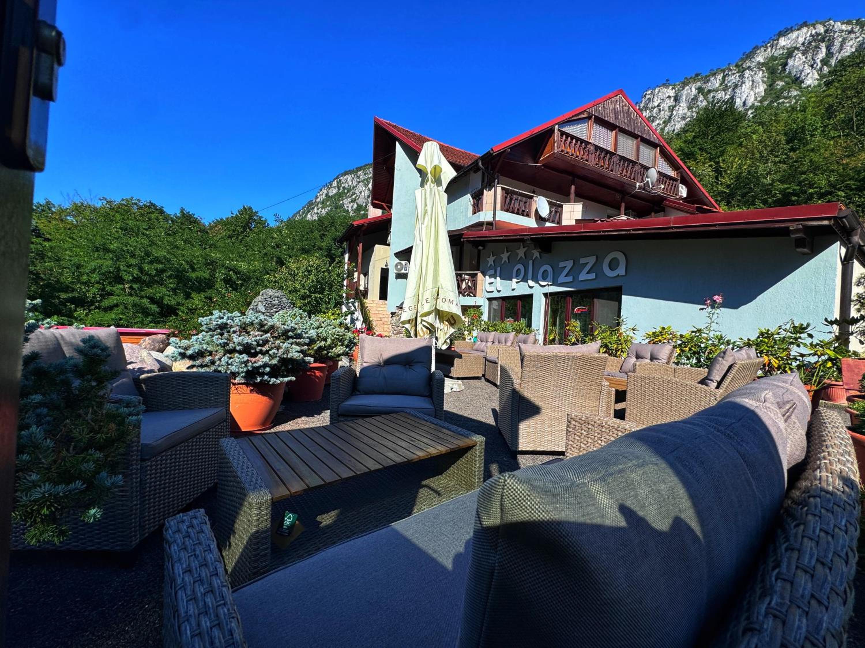 Hotel Pensiunea El Plazza - Image 1