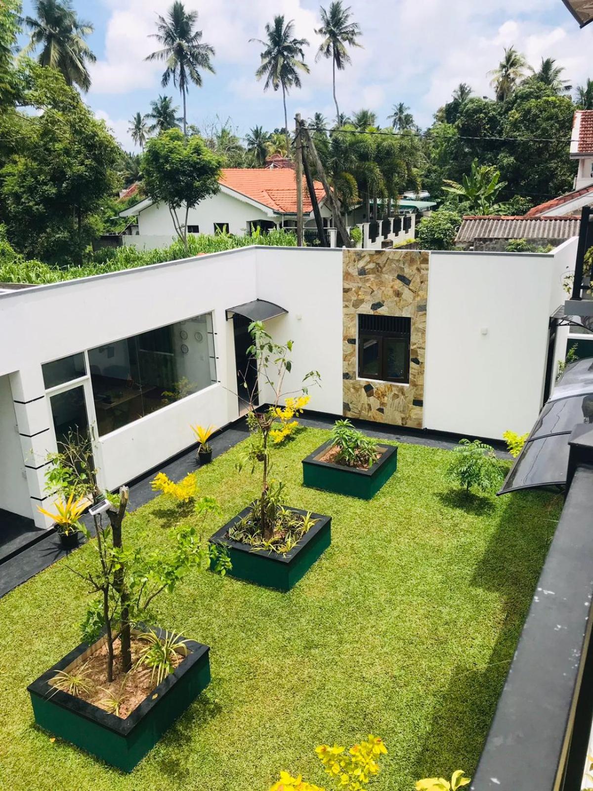 Sri White Villa Airport Boutique Hotel view 2