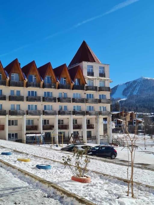 Sunny 2 bdr apt with splendid views in Bakuriani