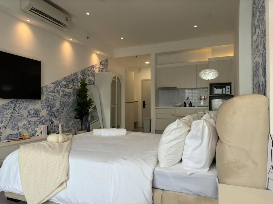 Pretty Room with balcony klcc view in Chamber