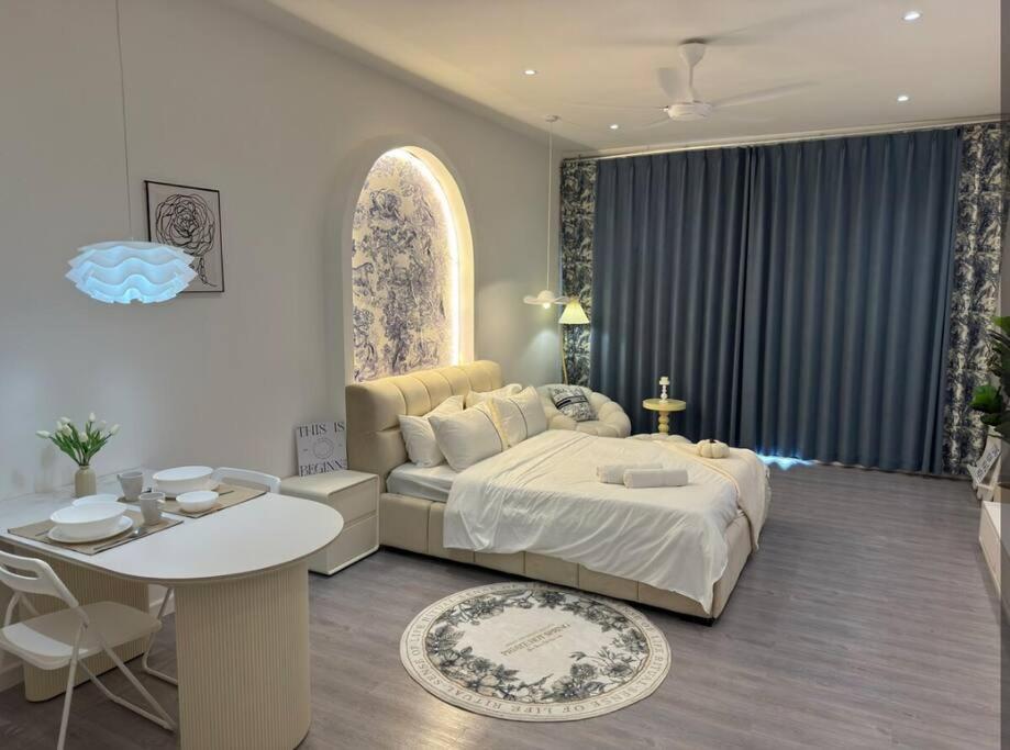 Pretty Room with balcony klcc view in Chamber