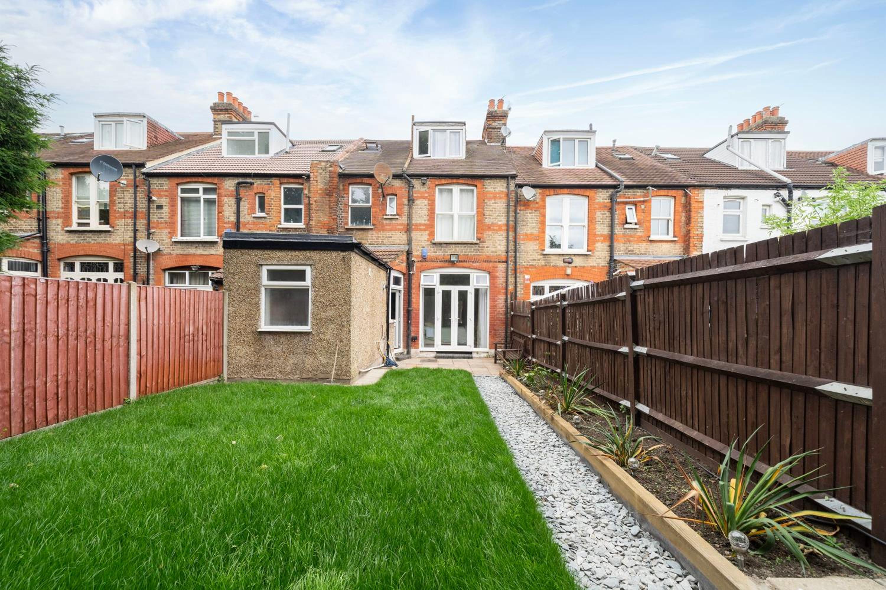 Stunning 1BR Flat with Private Garden view 2