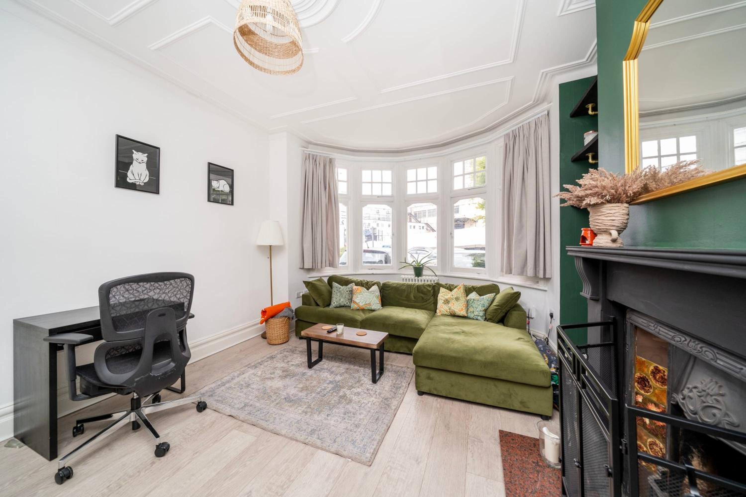 Stunning 1BR Flat with Private Garden view 3