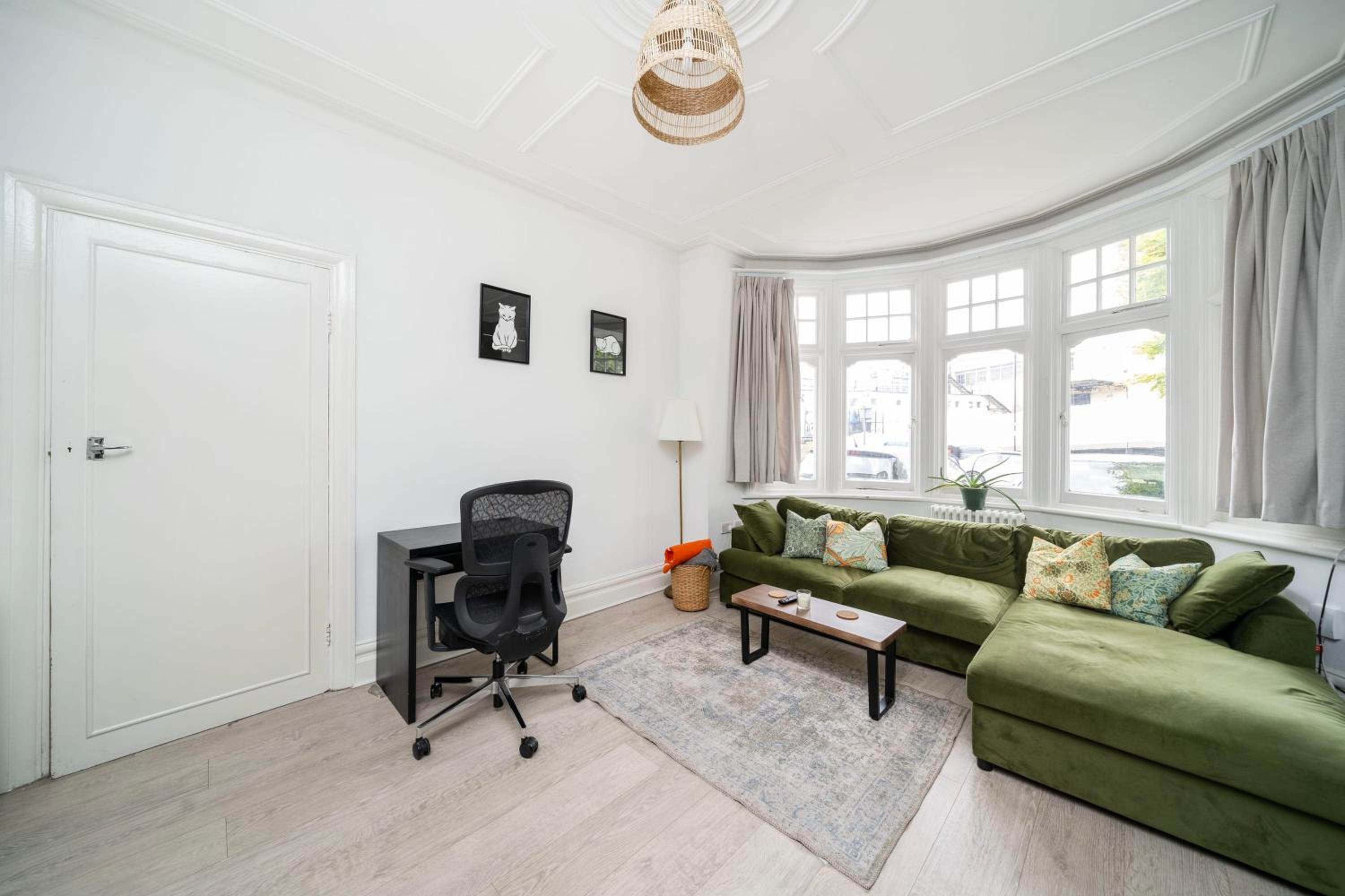 Stunning 1BR Flat with Private Garden view 4