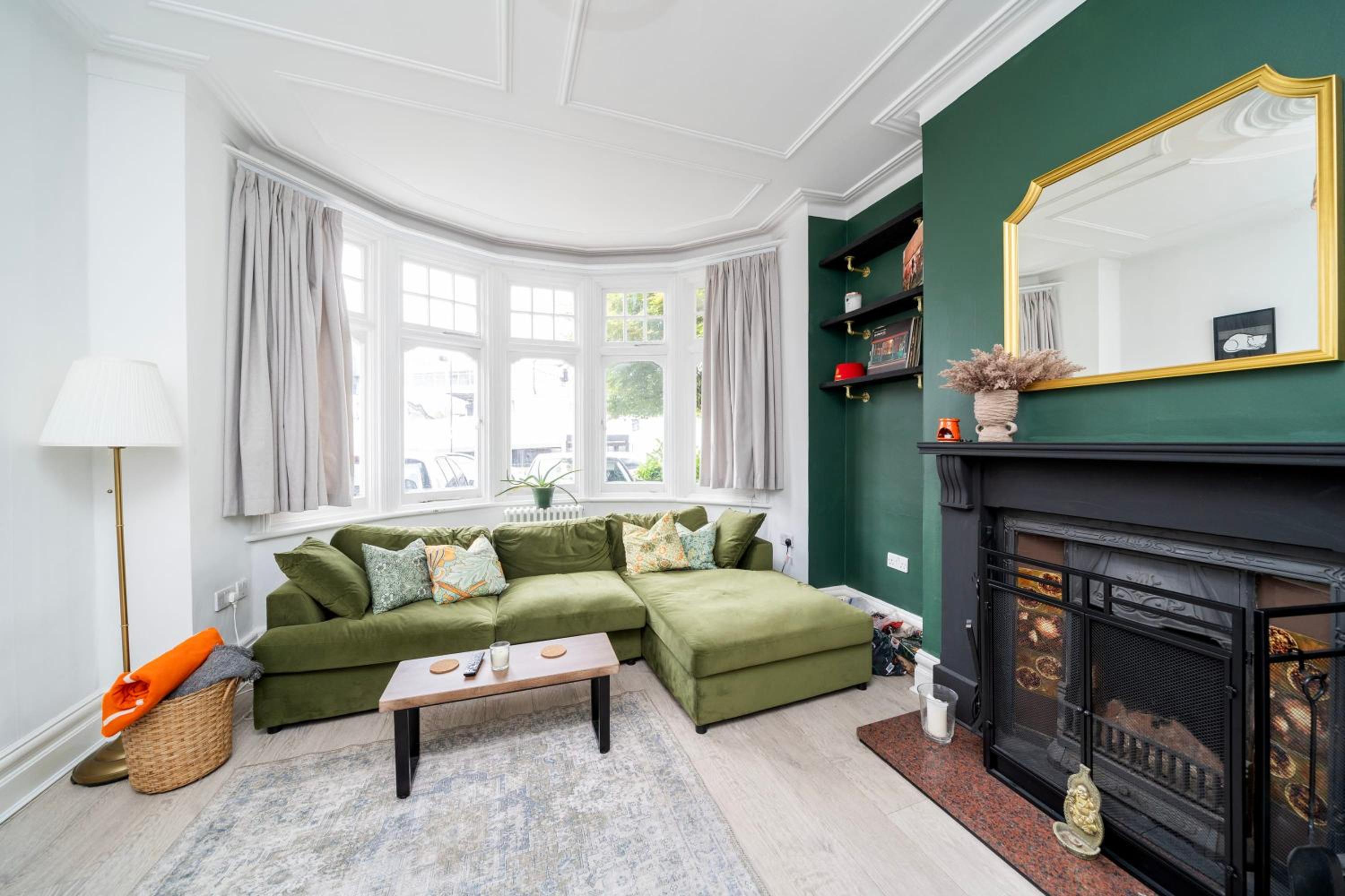 Stunning 1BR Flat with Private Garden view 5