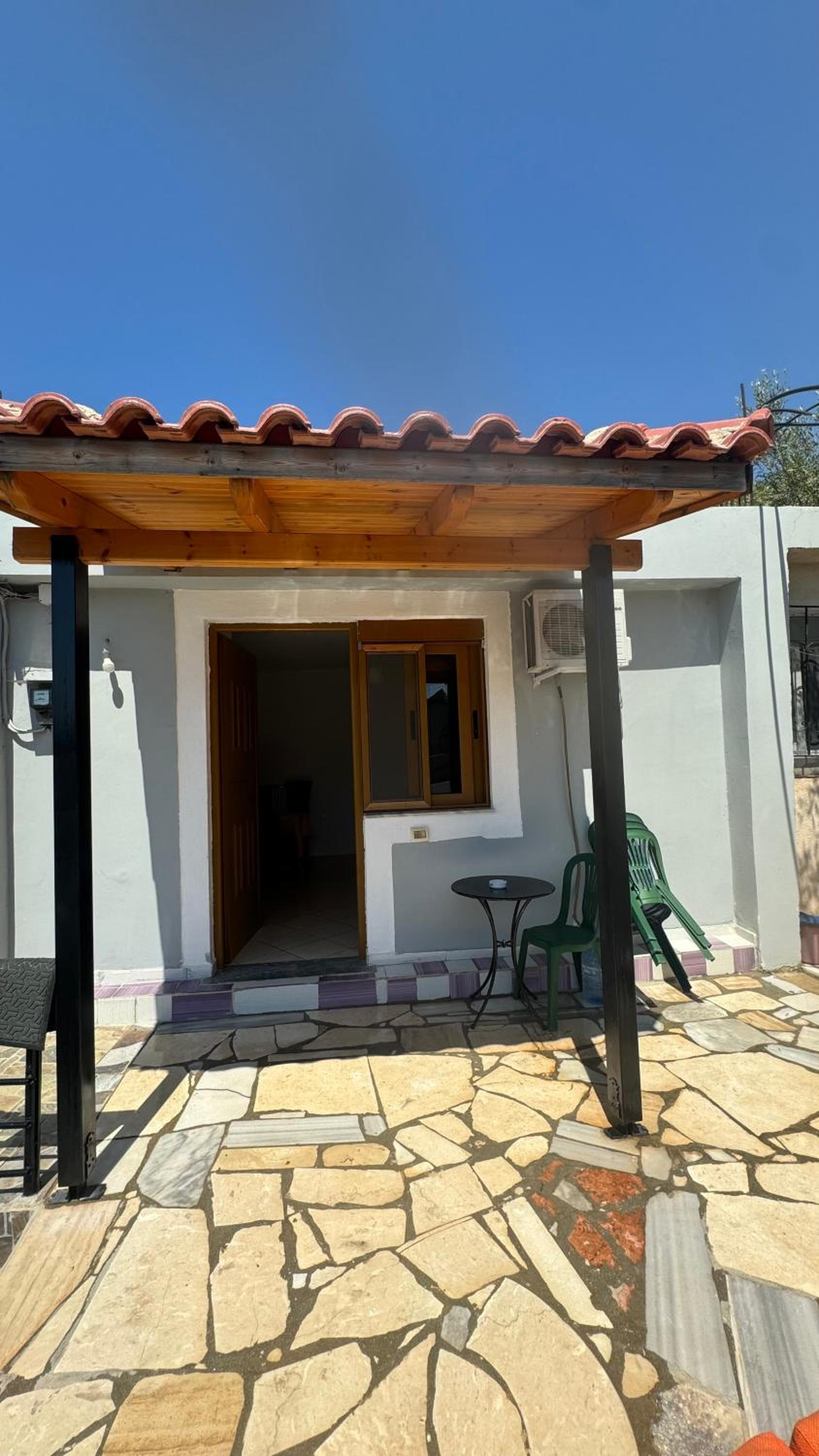 Eri Rooms