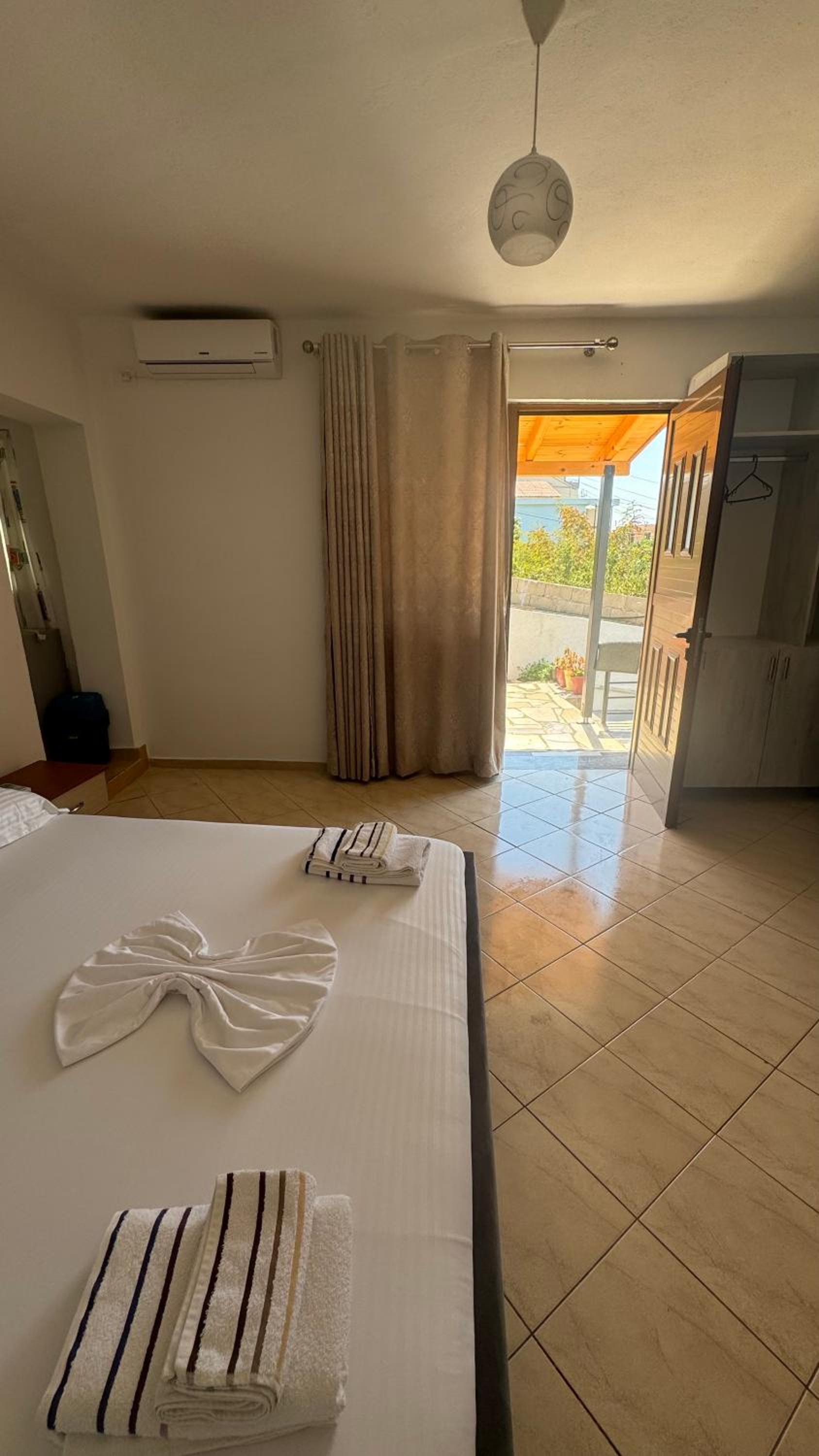 Eri Rooms