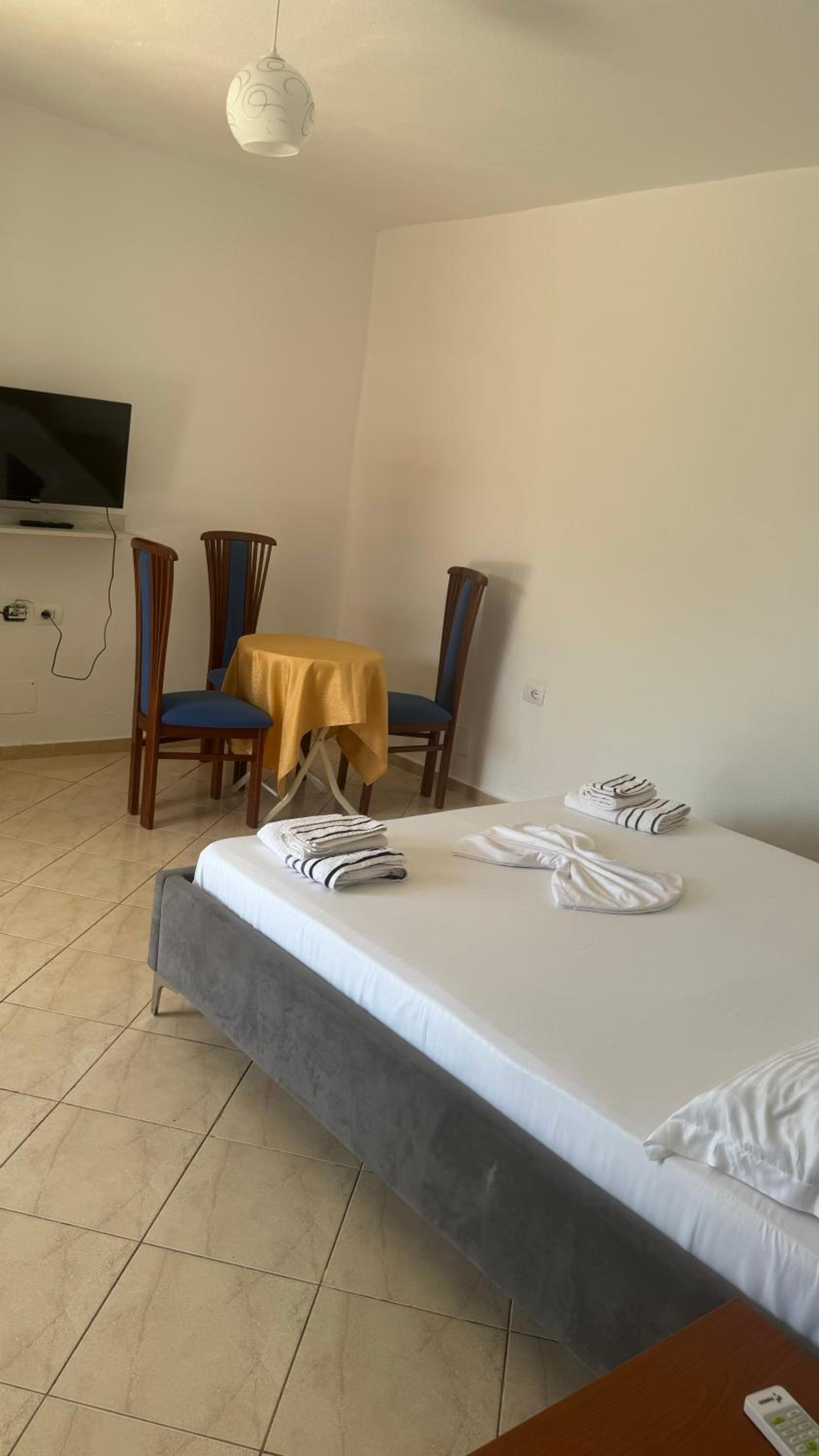 Eri Rooms