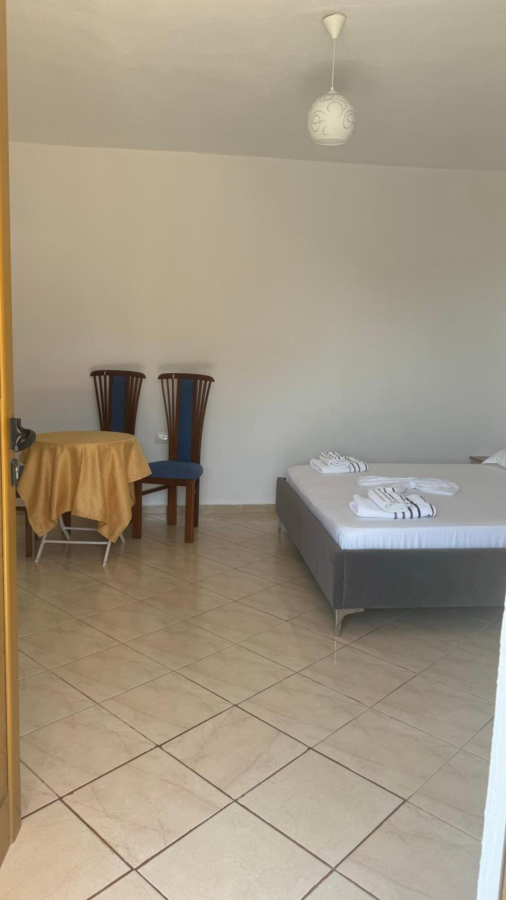 Eri Rooms