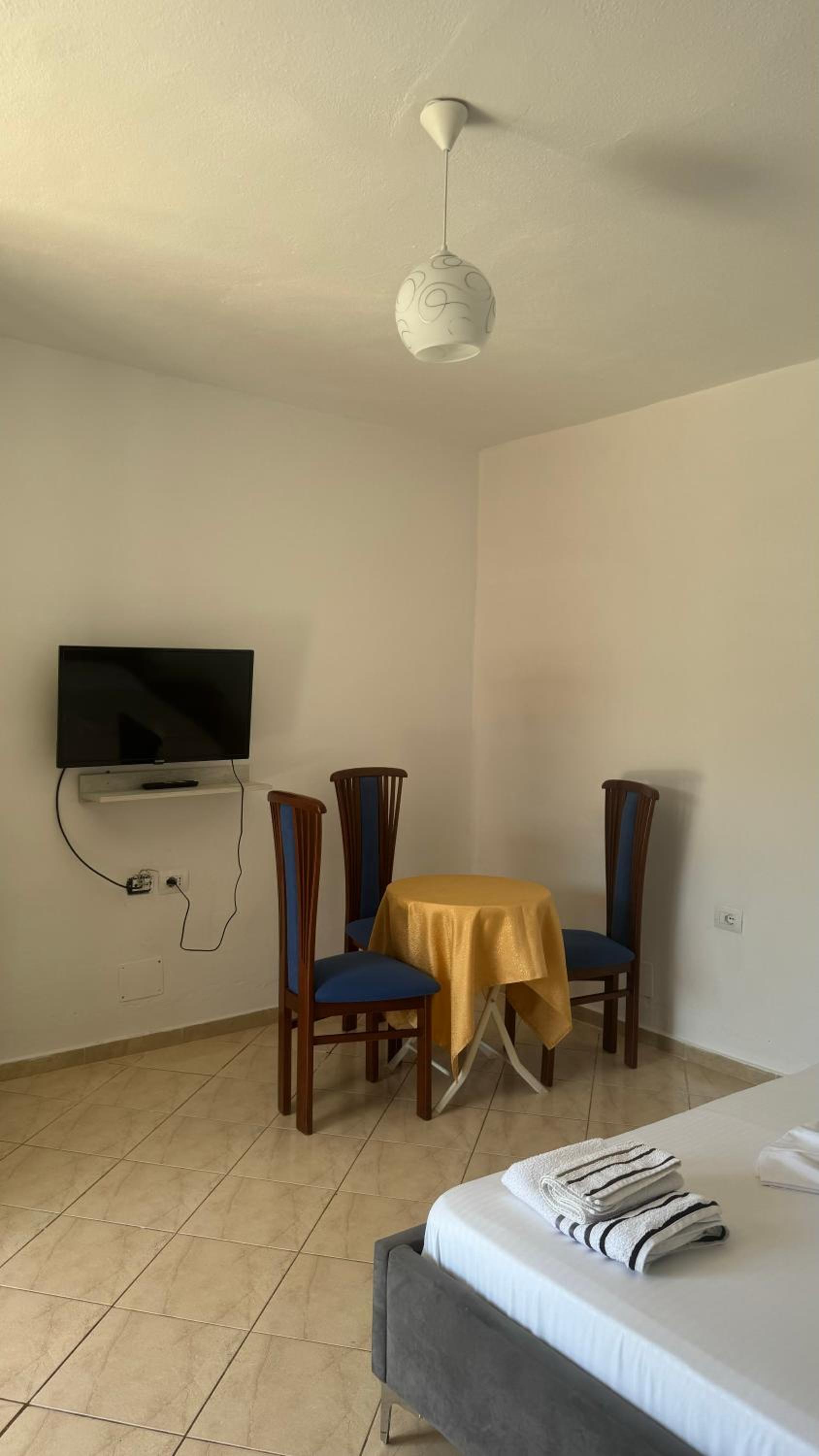 Eri Rooms