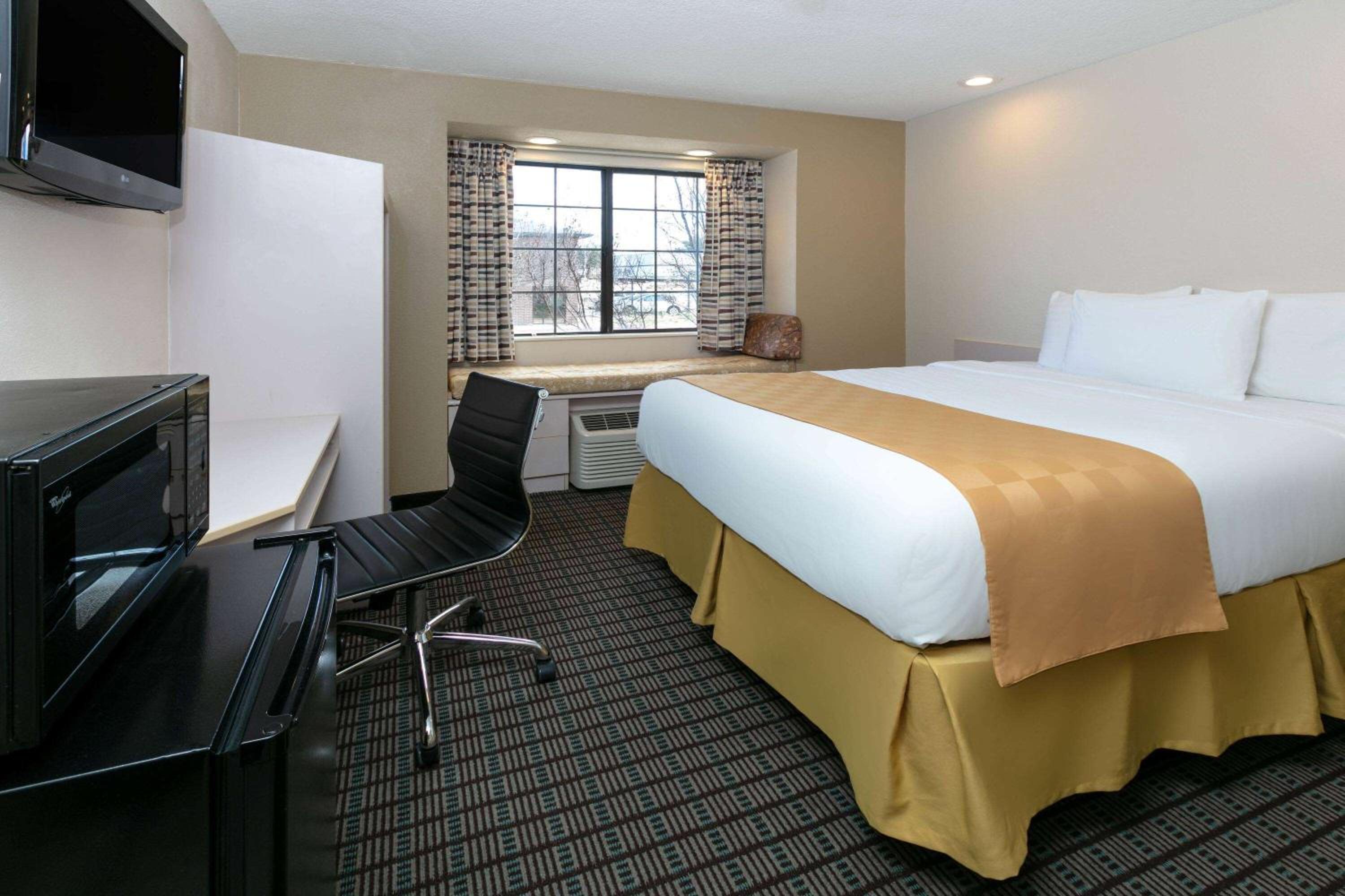 Travelodge by Wyndham Arlington/Dallas Area