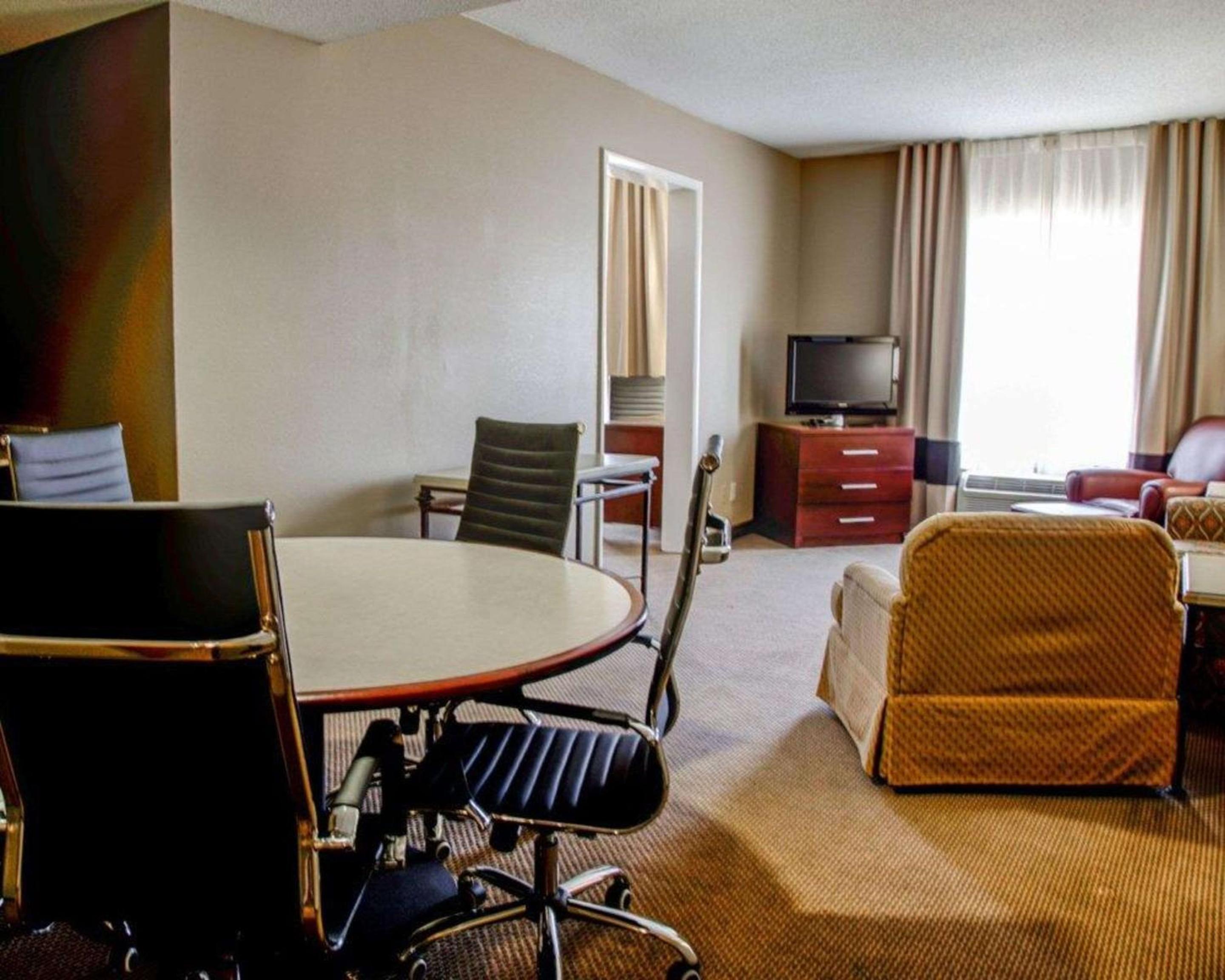Gadsden Vacations - Comfort Suites Gadsden Attalla - Property Image 5