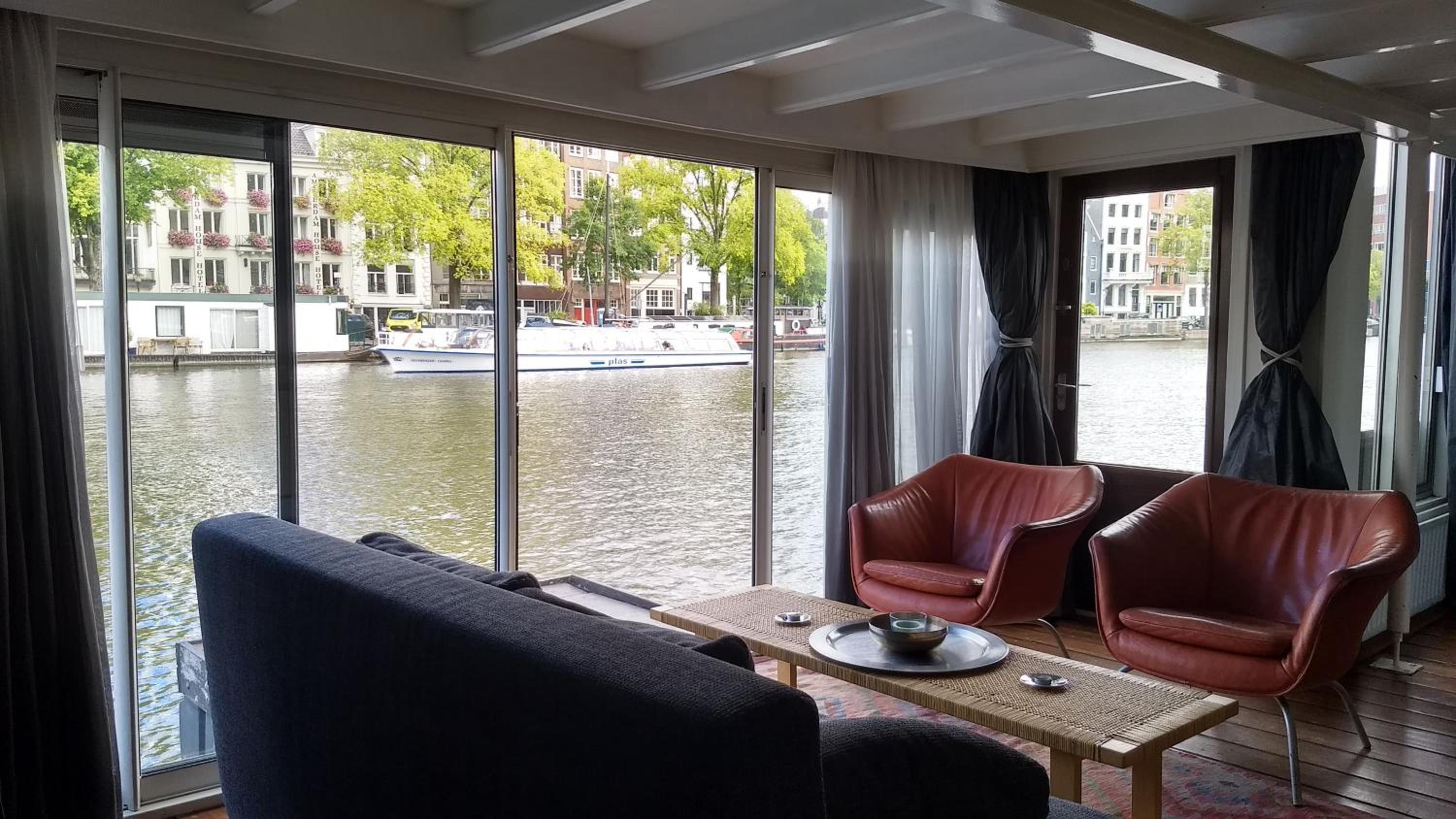 Rembrandt Square Boat
