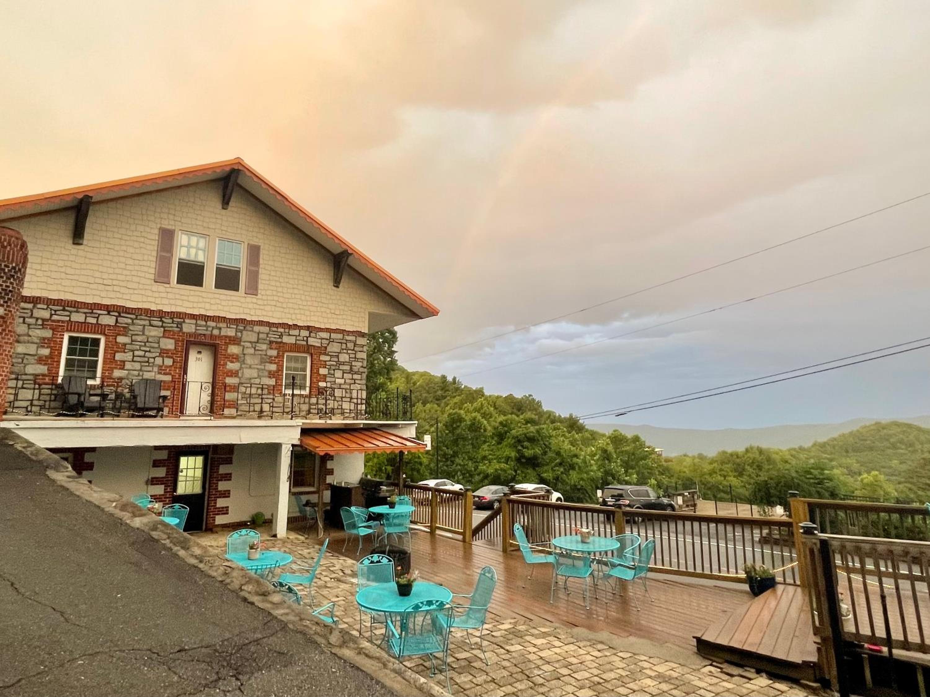 Skyline Village Inn