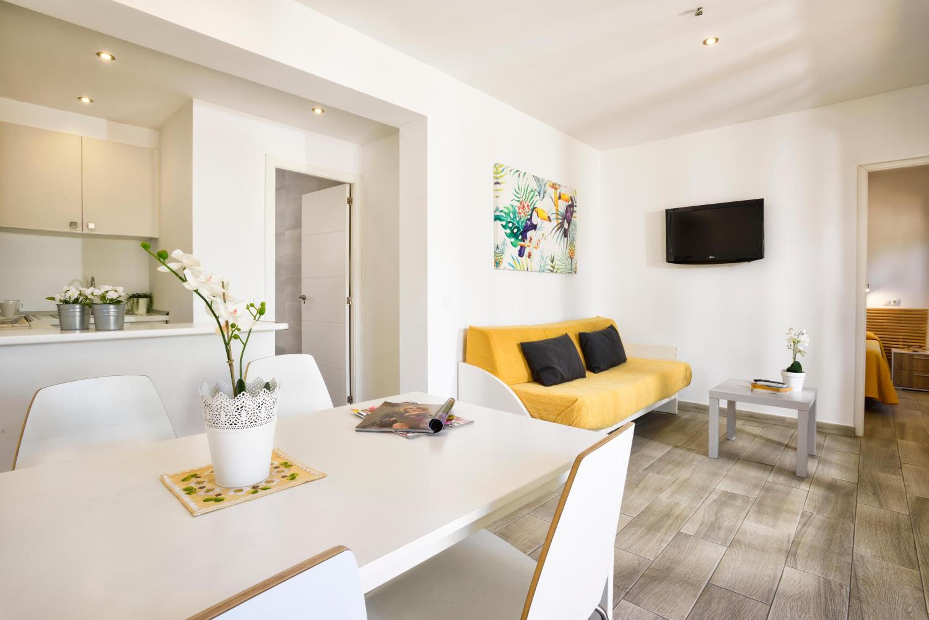 Naika Studios & Apartments