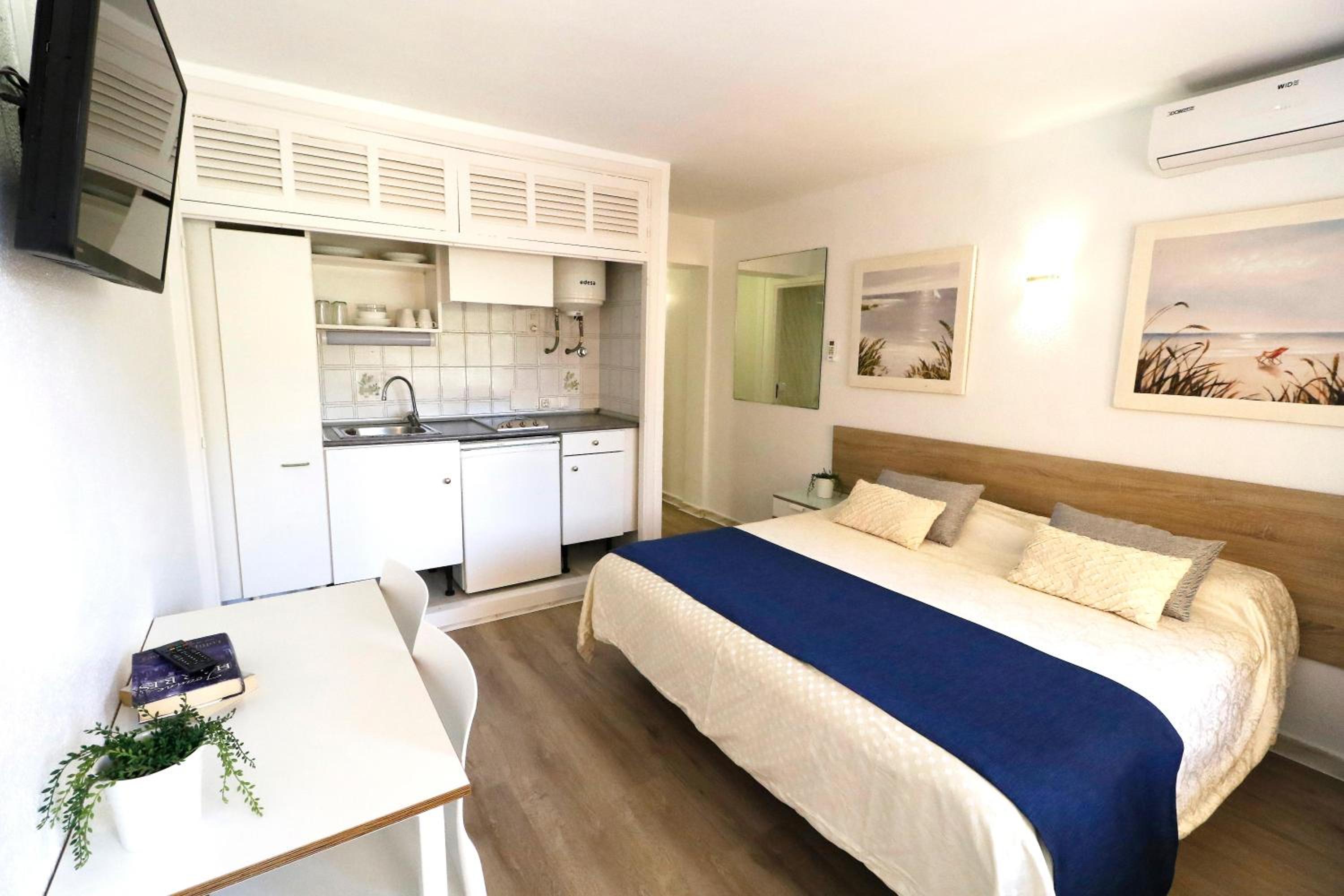Naika Studios & Apartments