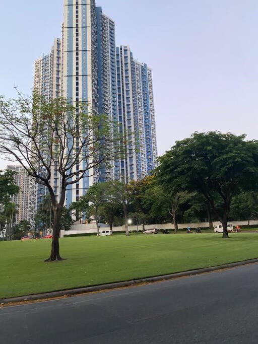 3 BR BGC Loft Luxe with Skyline View Central Loc view 5