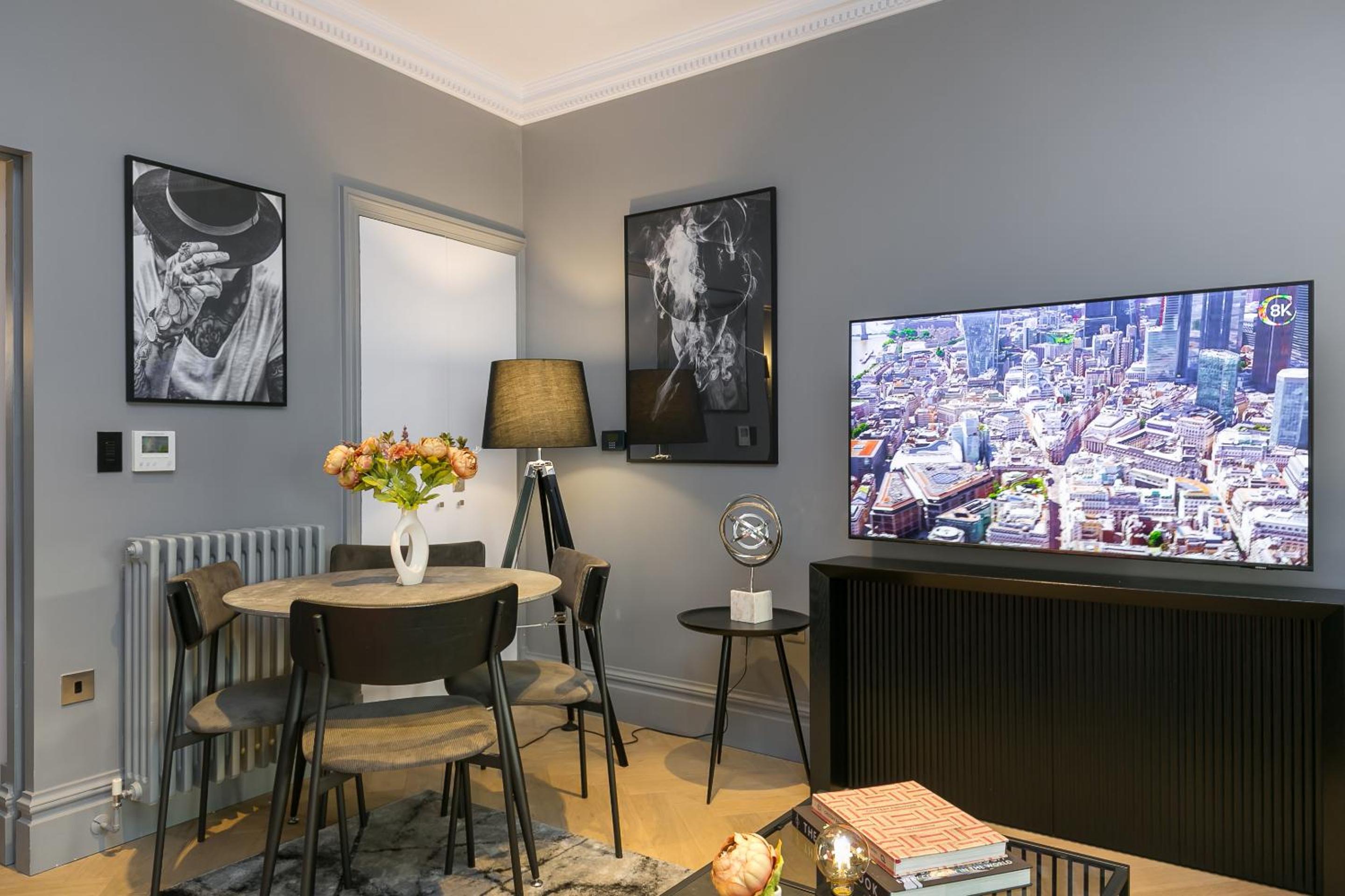 Urban Chic - Broad Court