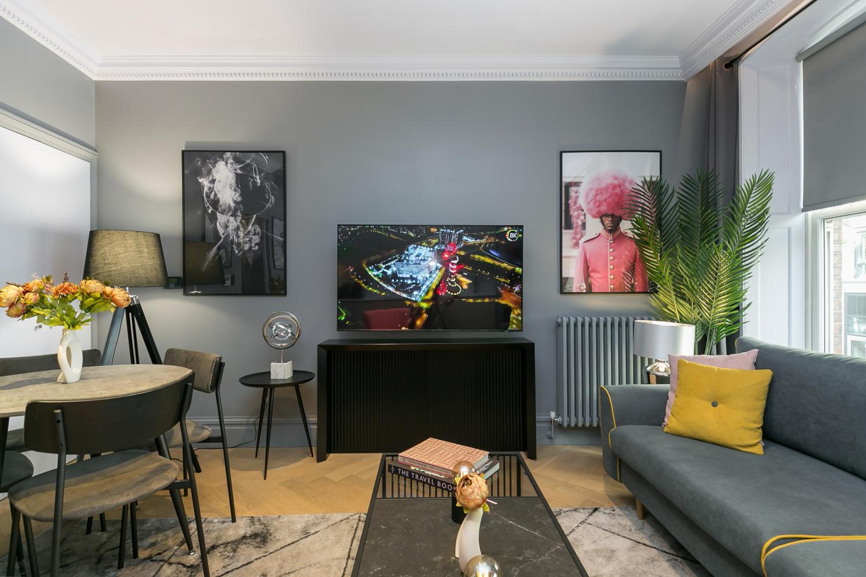 Urban Chic - Broad Court