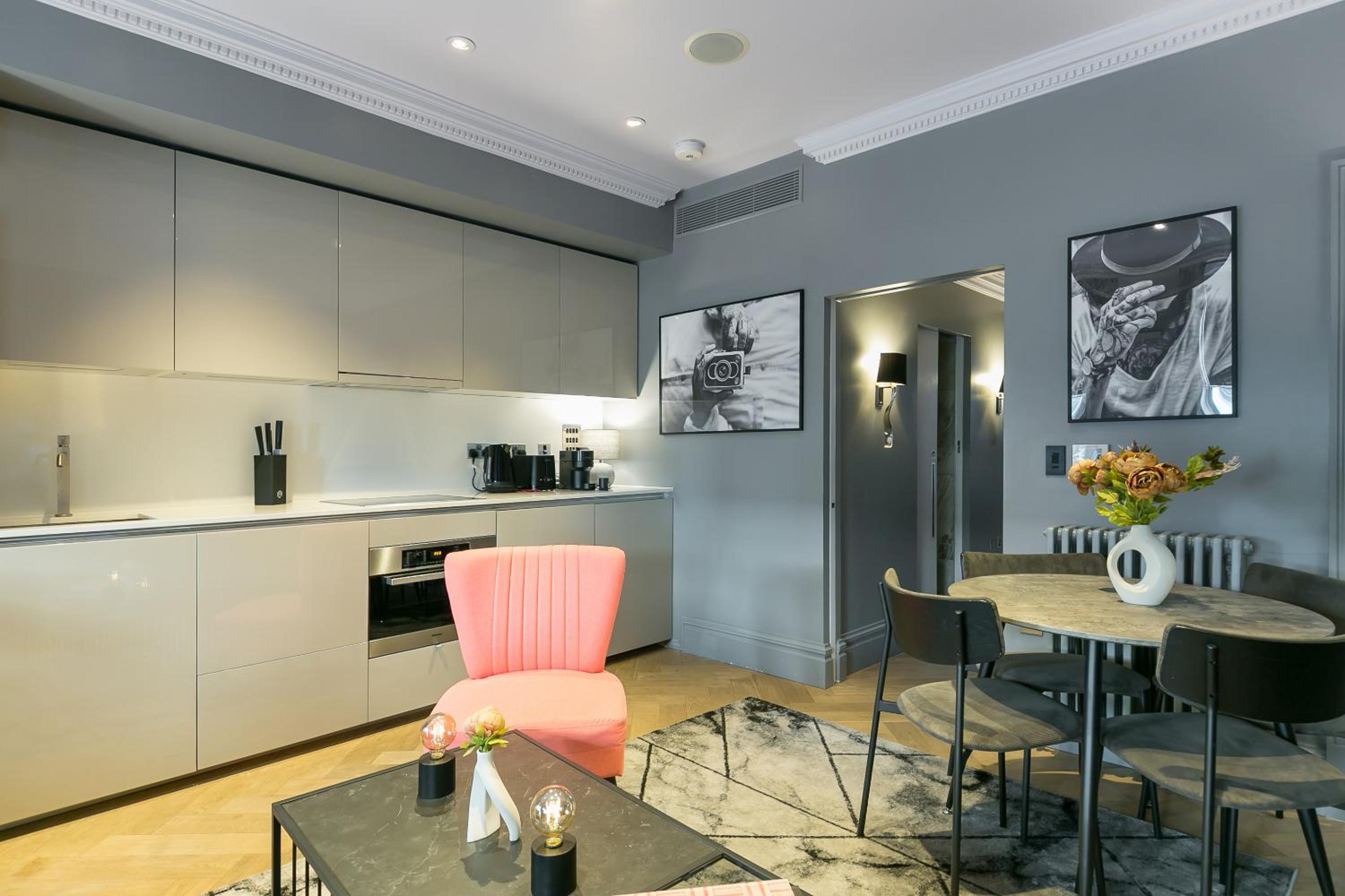 Urban Chic - Broad Court