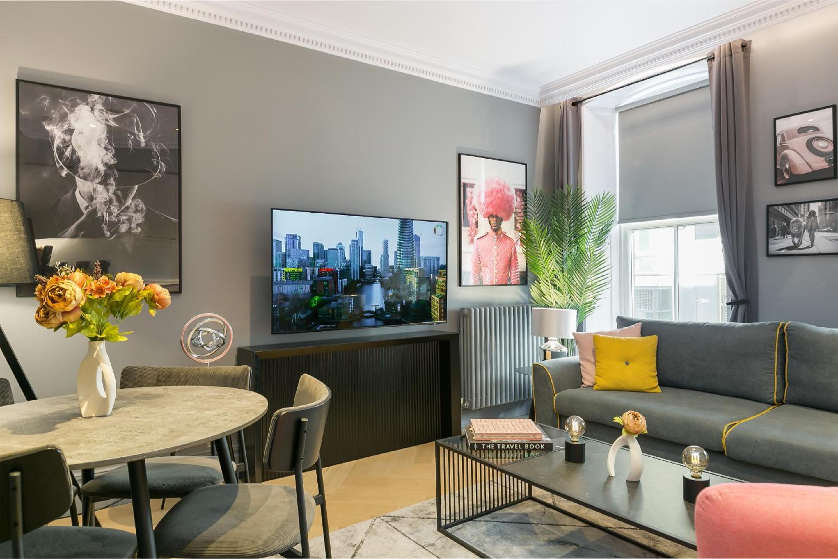 Urban Chic - Broad Court