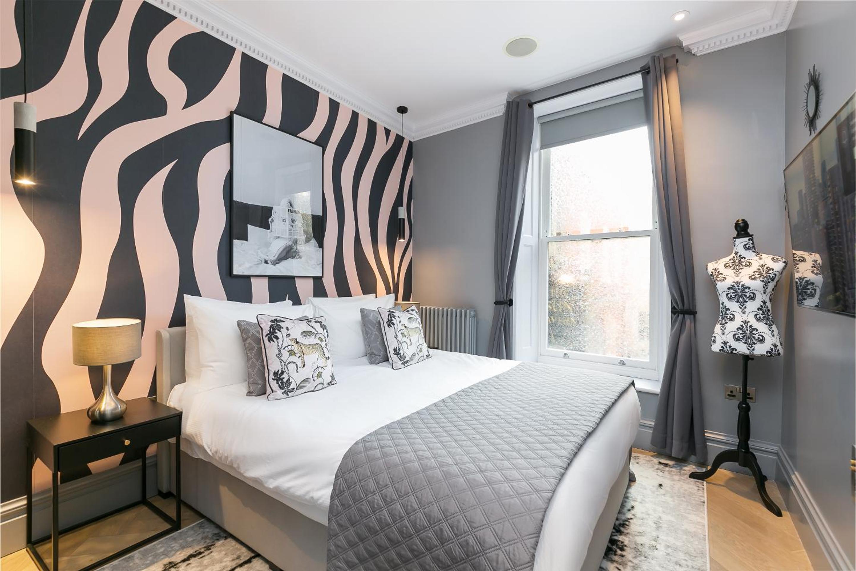 Urban Chic - Broad Court