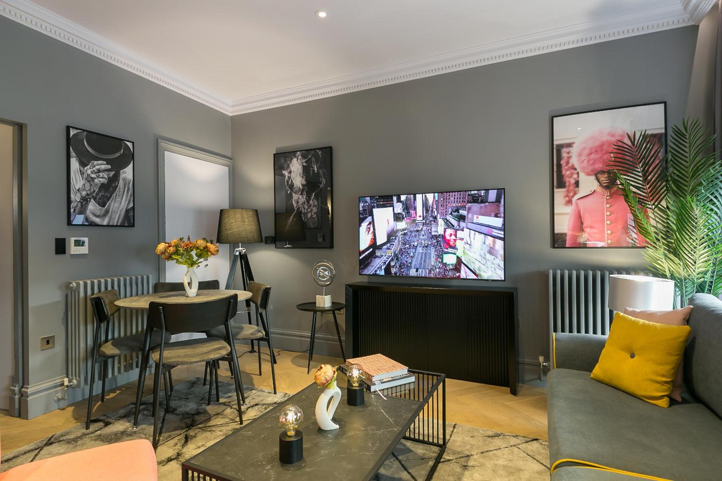 Urban Chic - Broad Court