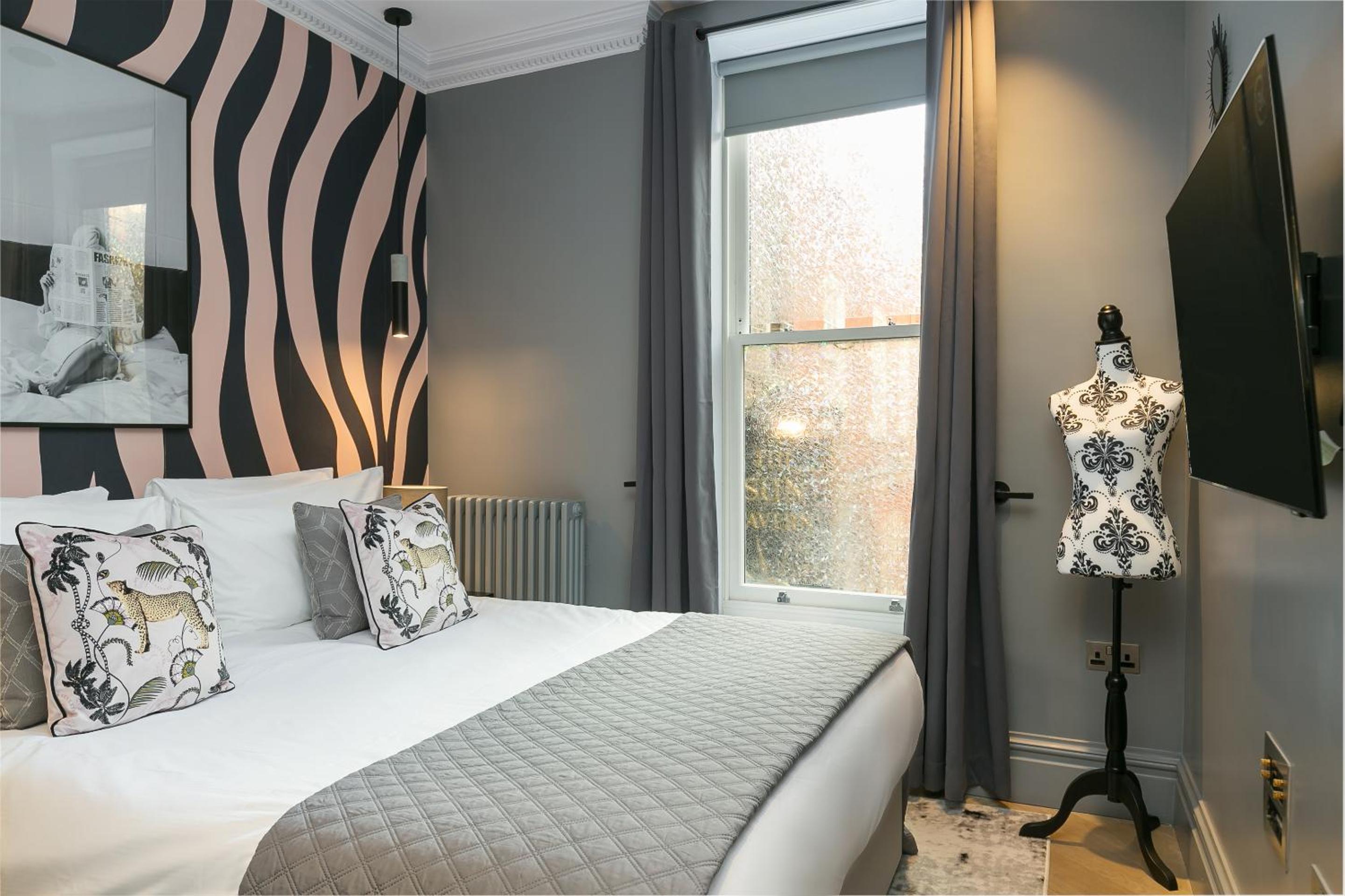 Urban Chic - Broad Court