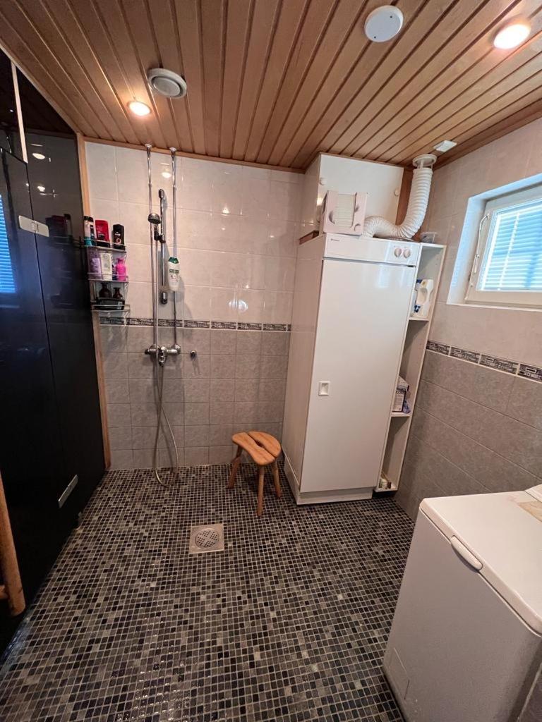 Mökki Levillä palveluiden lähellä
