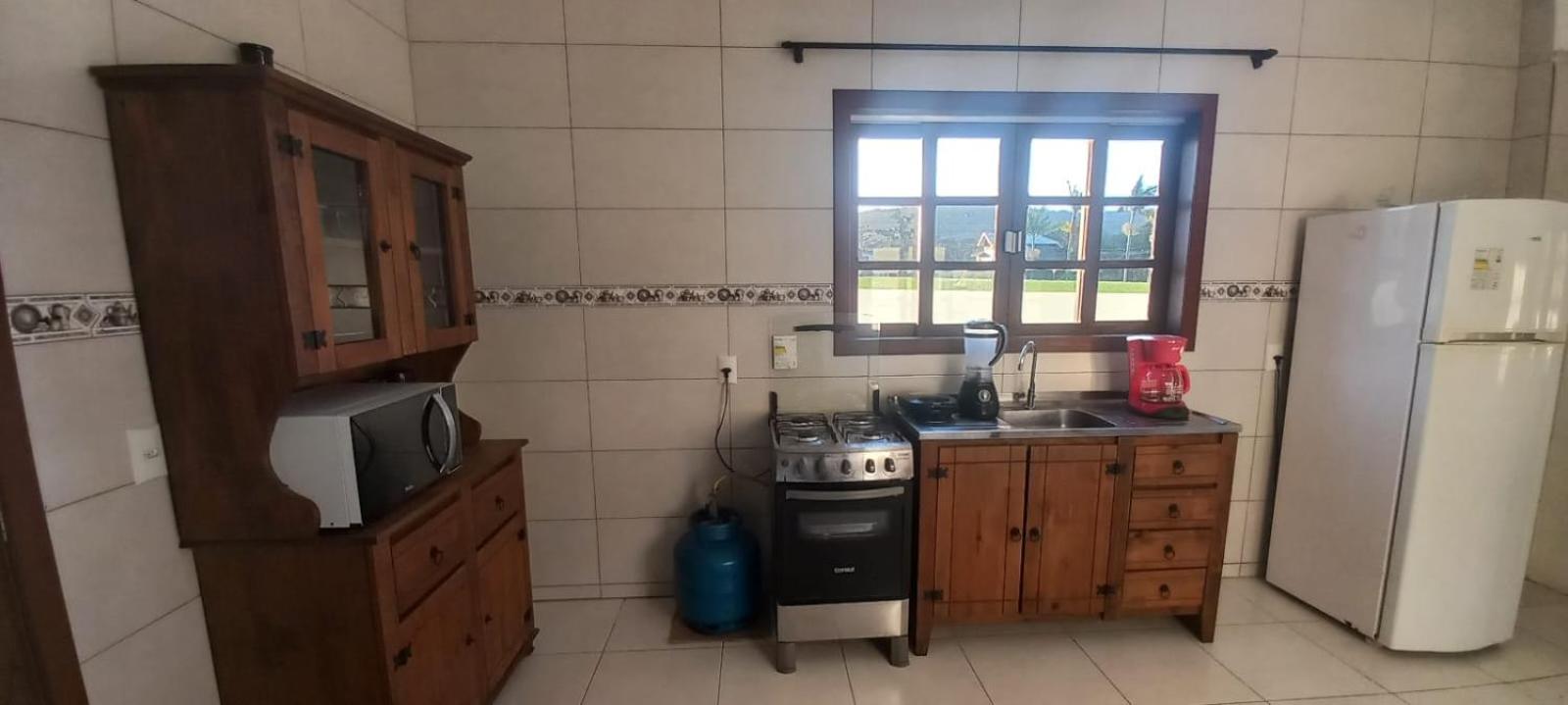 SOBRADO COM PISCINA A 500 METROS DA PRAIA EM MARISCAL BOMBINHAS Rutilio N 350