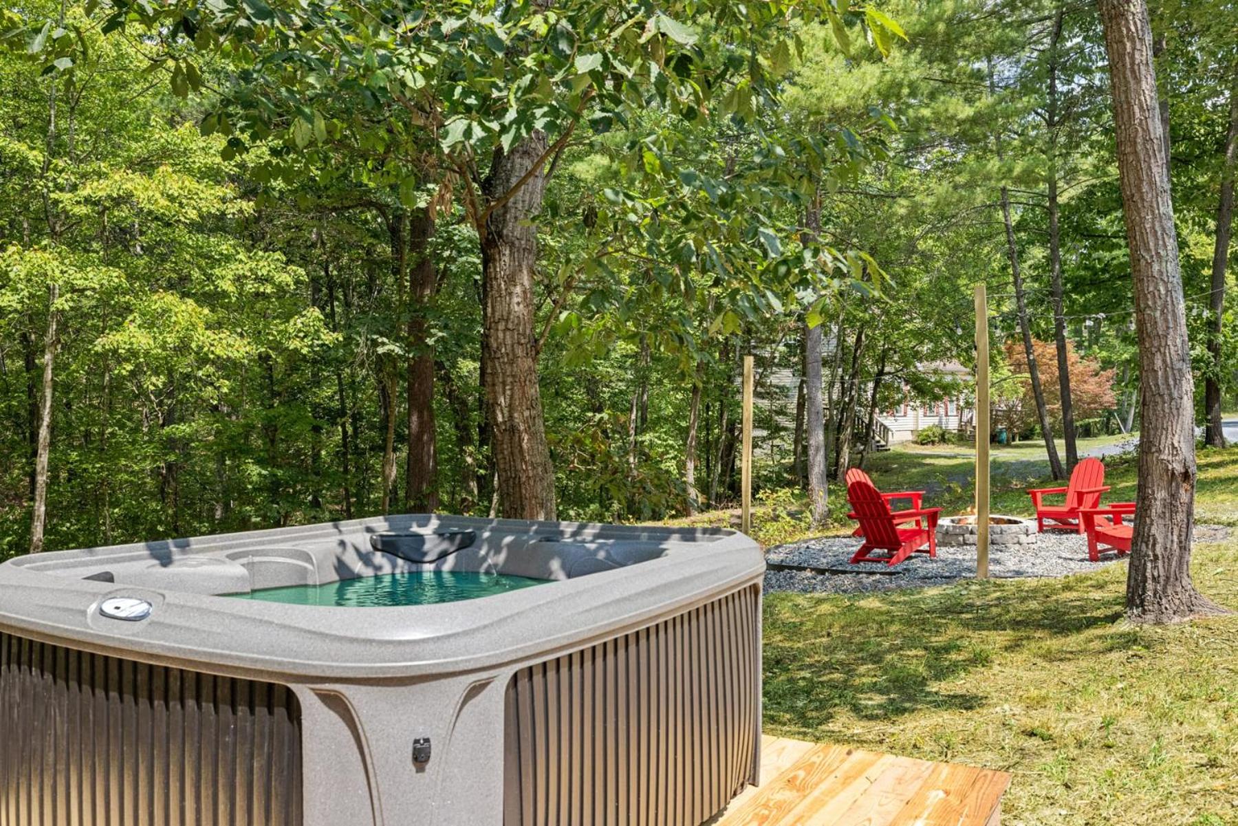 Hot Tub, Fire Pit, Grill, Screened Porch & WiFi