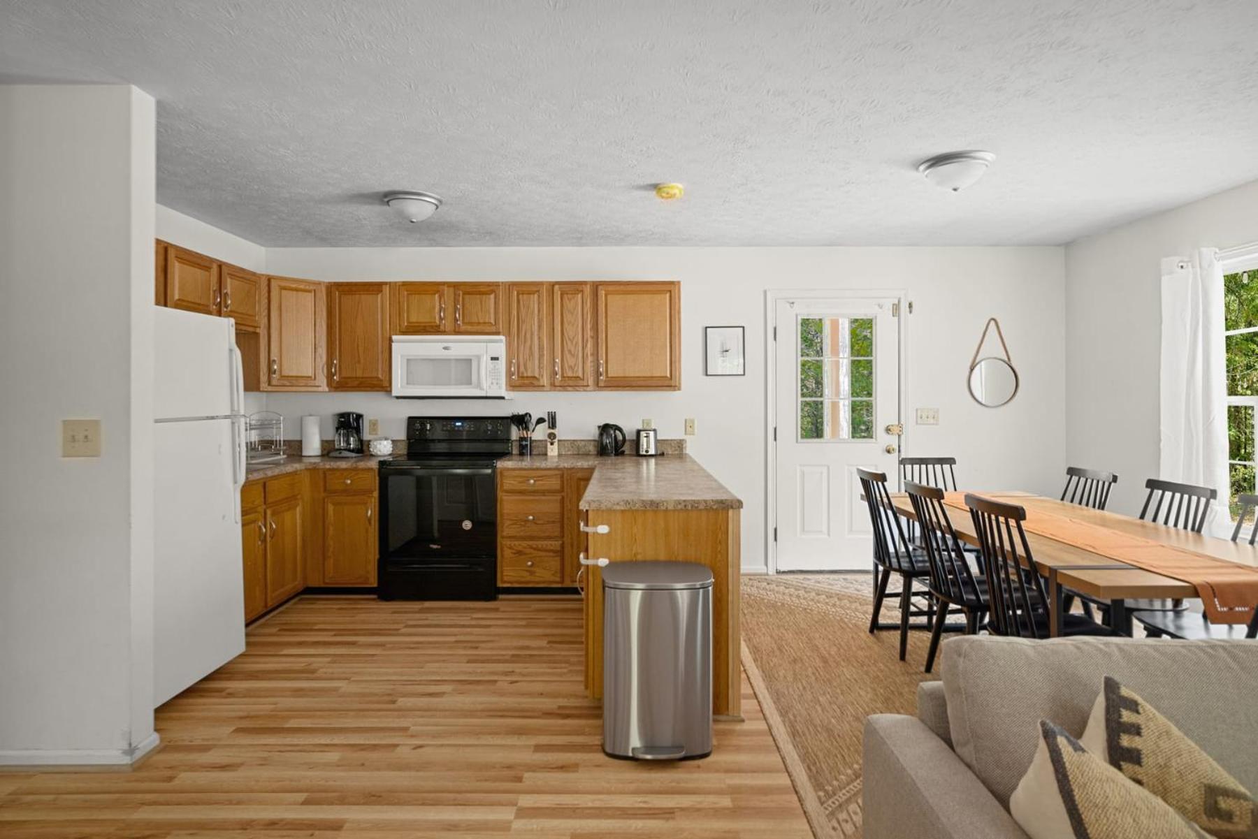 Hot Tub, Fire Pit, Grill, Screened Porch & WiFi