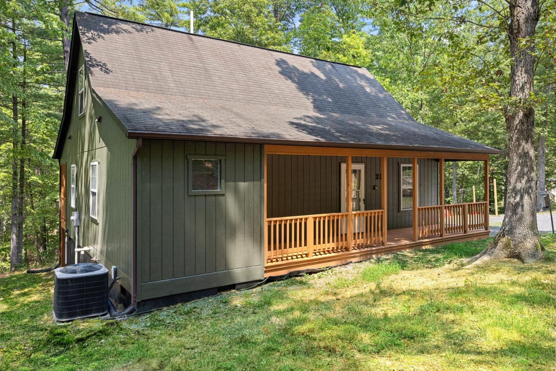 Hot Tub, Fire Pit, Grill, Screened Porch & WiFi