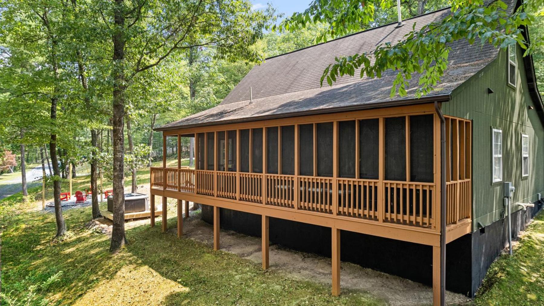 Hot Tub, Fire Pit, Grill, Screened Porch & WiFi