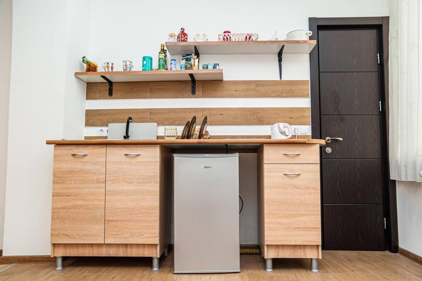 Cute Ground Floor with Free Parking Aussie Hosts view 3