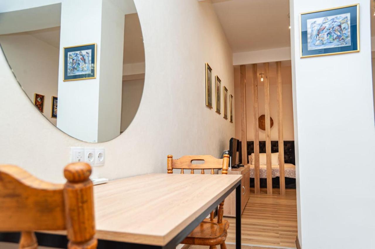 Cute Ground Floor with Free Parking Aussie Hosts view 4