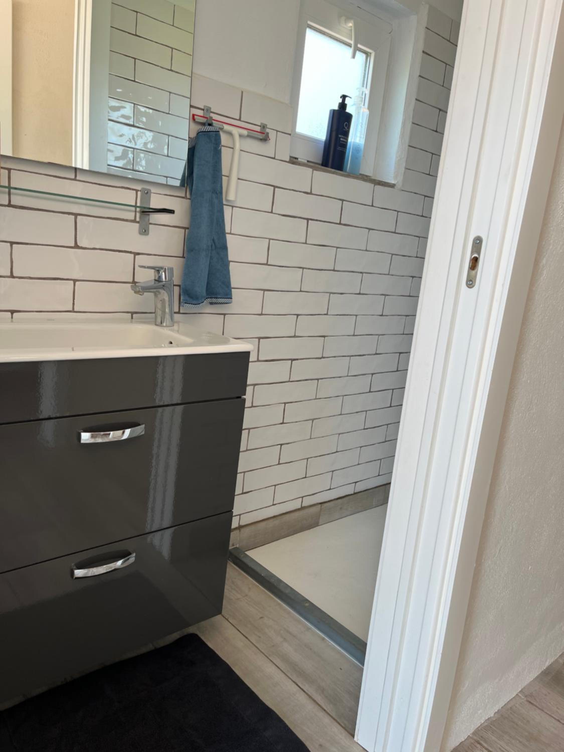 Arriba stijlvol appartement met zwembad en tuin