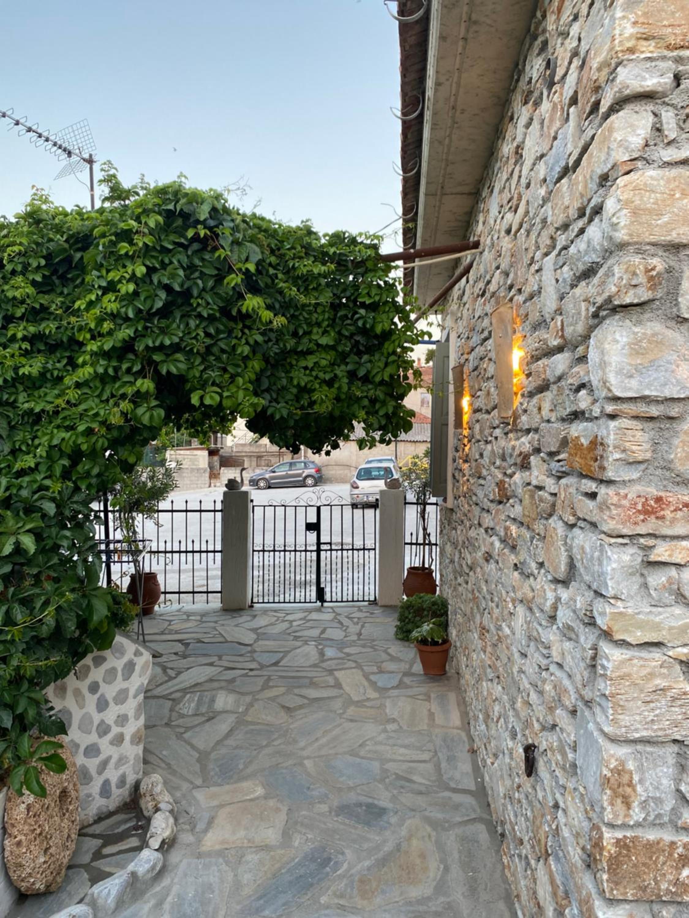 Oneiropetra Luxury House