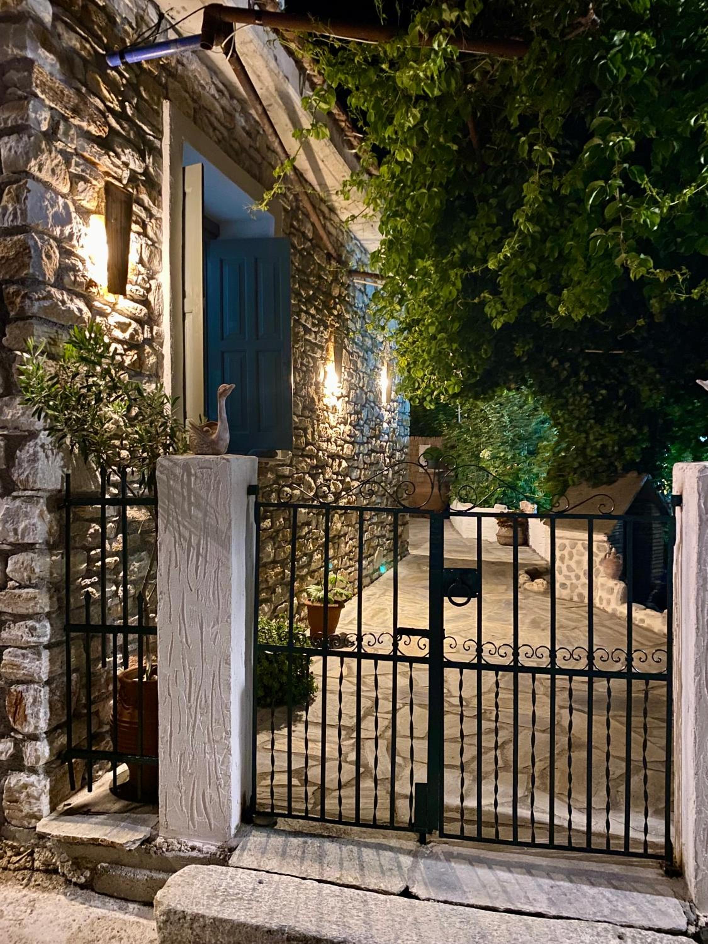 Oneiropetra Luxury House