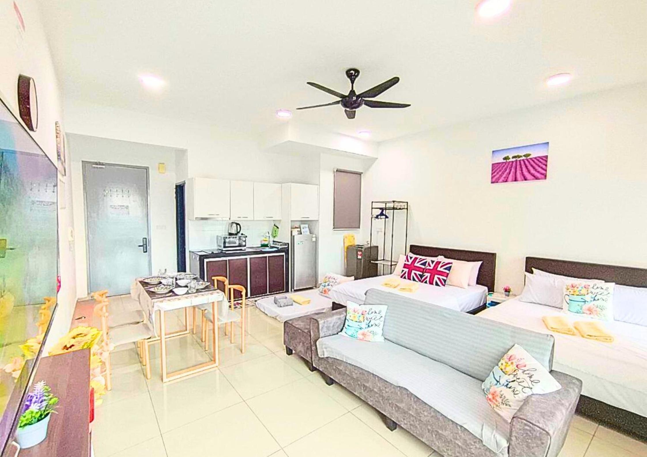 Homely Cybersquare Ensuite with Skyline View #CS5 photo 8