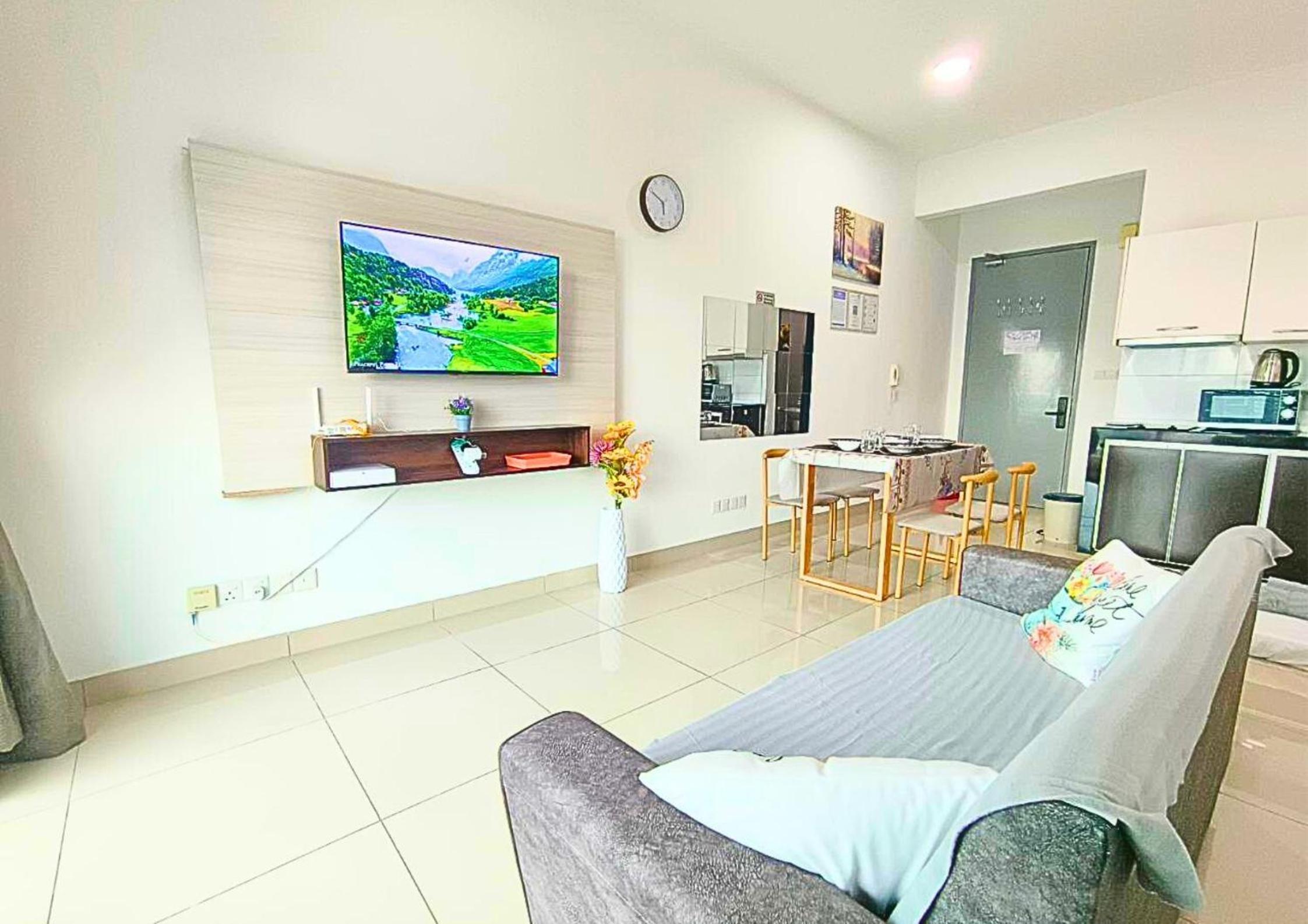 Homely Cybersquare Ensuite with Skyline View #CS5 photo 7