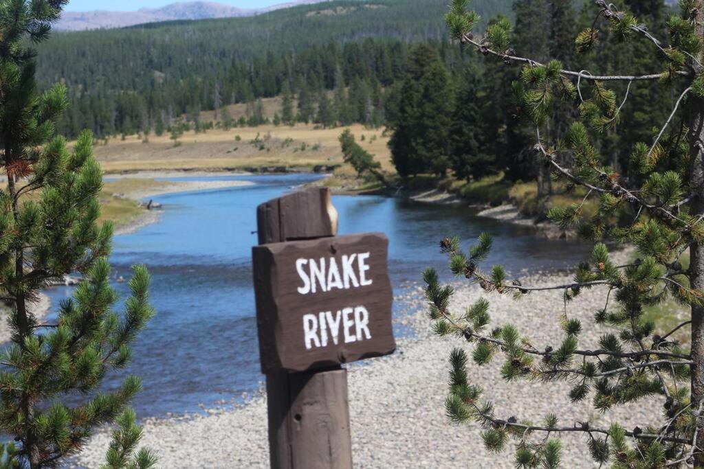 Large home less than 5 miles to Yellowstone North Entrance, Sleeps up to 8