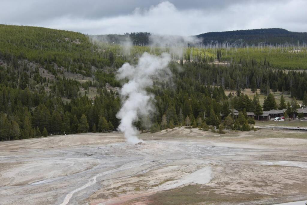 Large home less than 5 miles to Yellowstone North Entrance, Sleeps up to 8